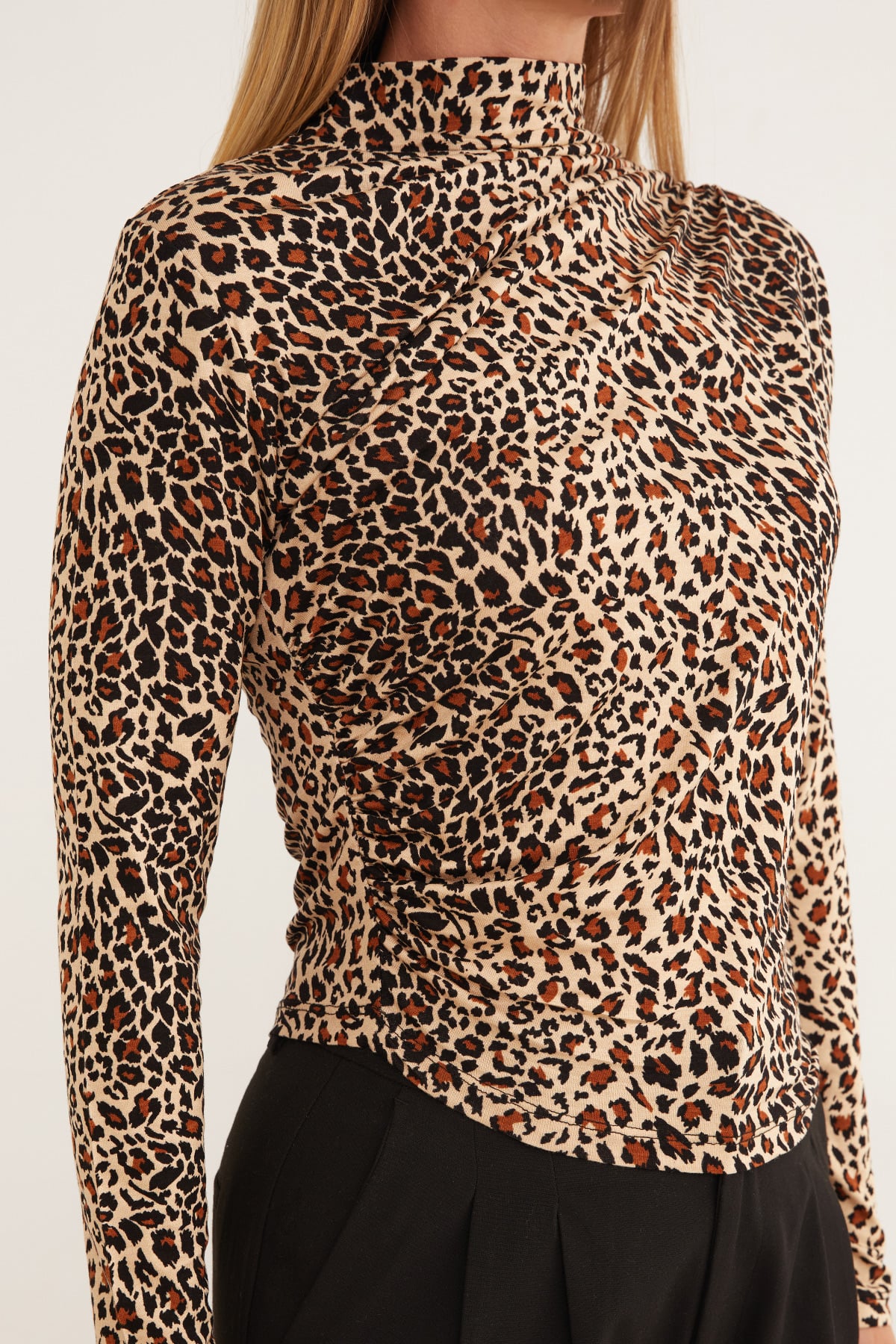 Leopar Desenli Yanı Drapeli Dik Yaka Bluz 6