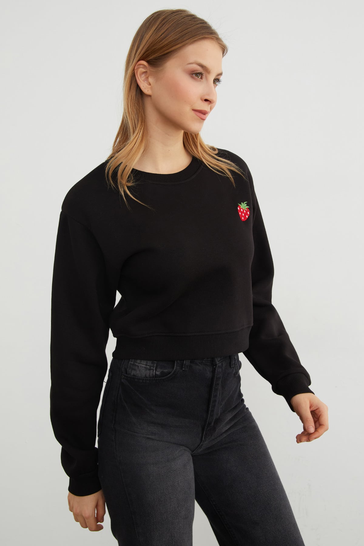 3 İplik Çilek Nakışlı Crop Sweatshirt 6