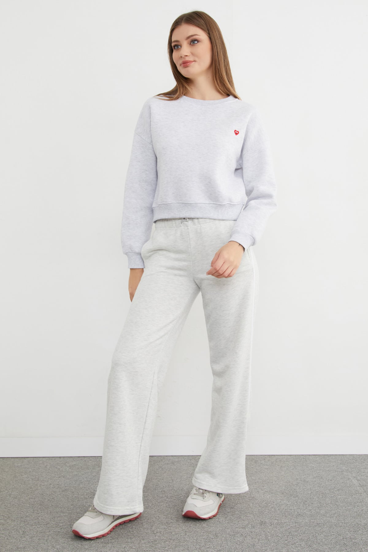 3 İplik Kalp Nakışlı Bisiklet Yaka Sweatshirt 2