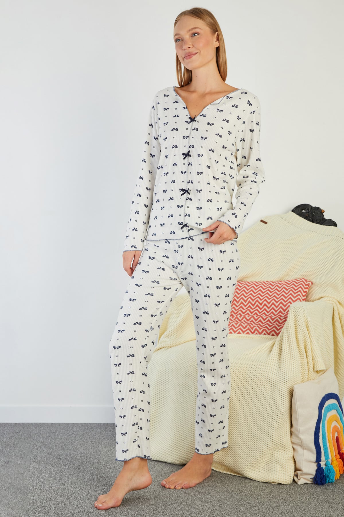 Fiyonk Desenli V Yaka Pijama Takımı 5
