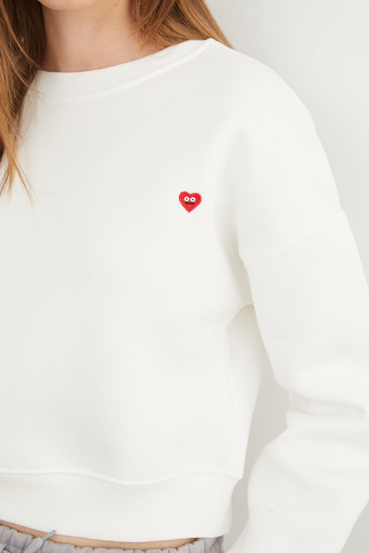 3 İplik Kalp Nakışlı Bisiklet Yaka Sweatshirt 5
