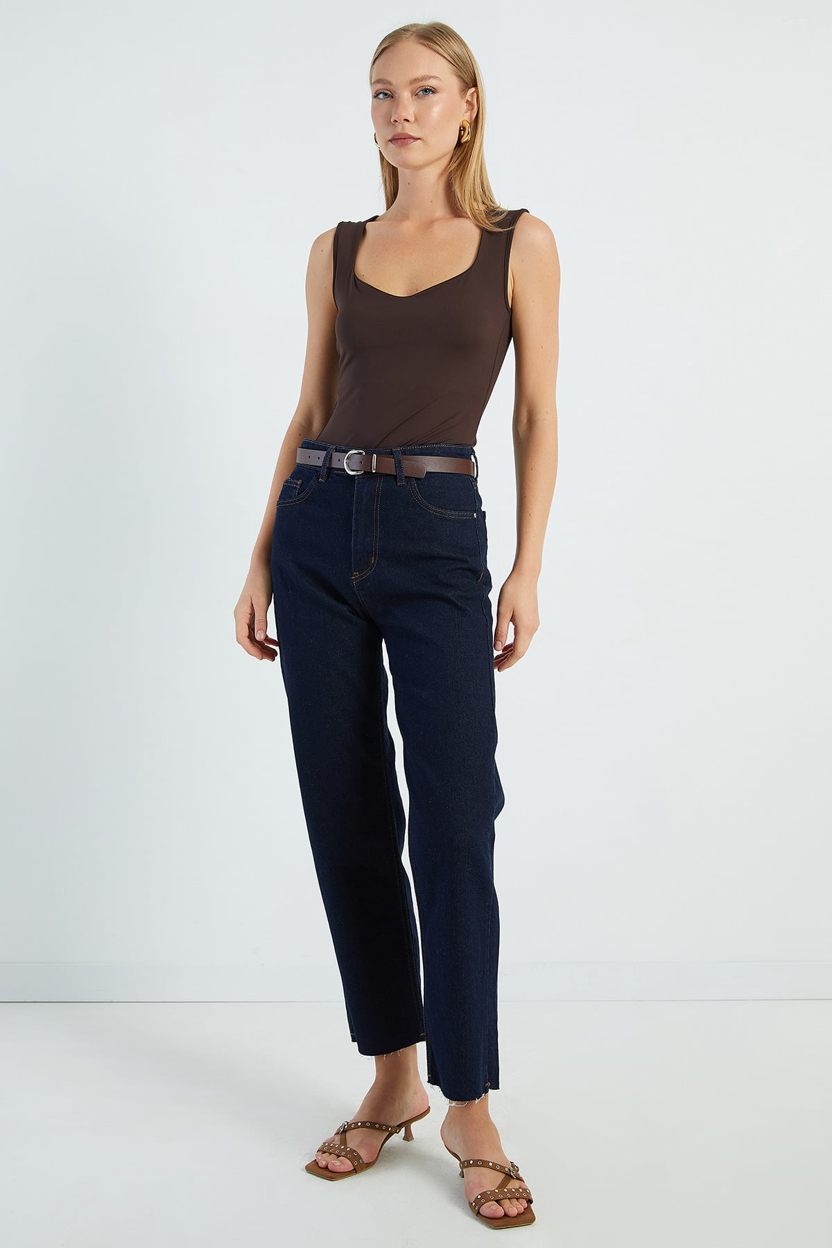 Kemerli Kesik Paça Straight Jean 4