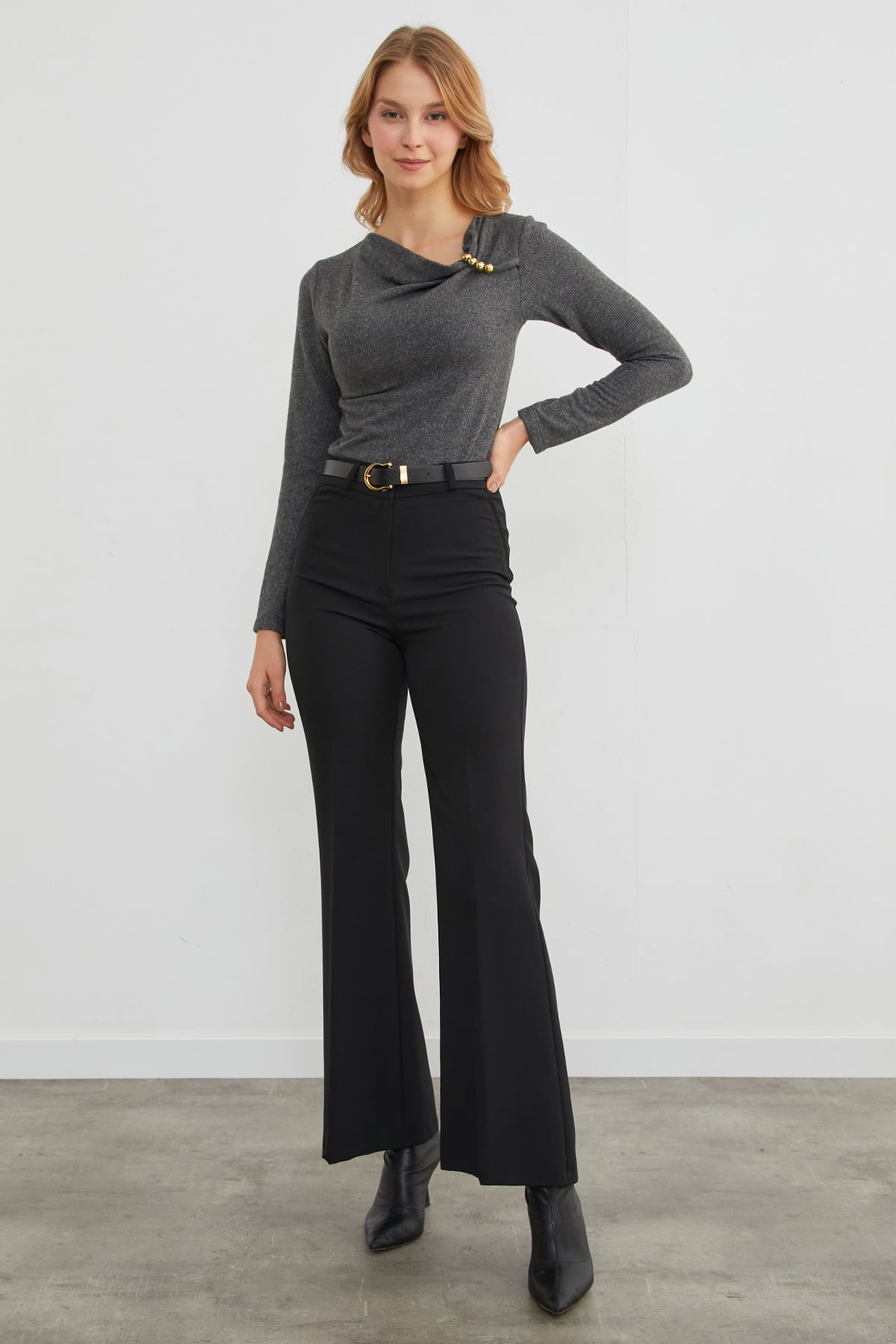 Omuz Aksesuarlı Degaje Yaka Bluz 2