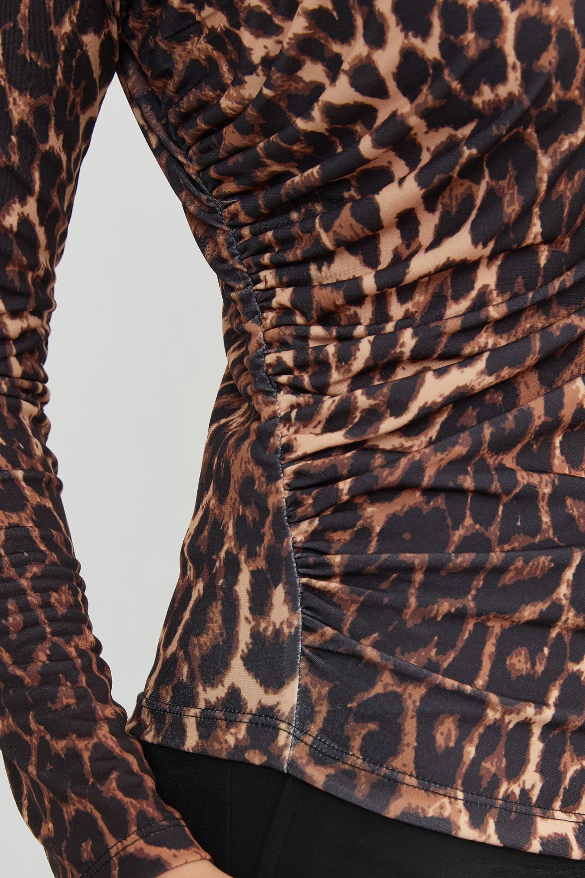 Leopar Desenli Dik Yaka Drapeli Bluz 8
