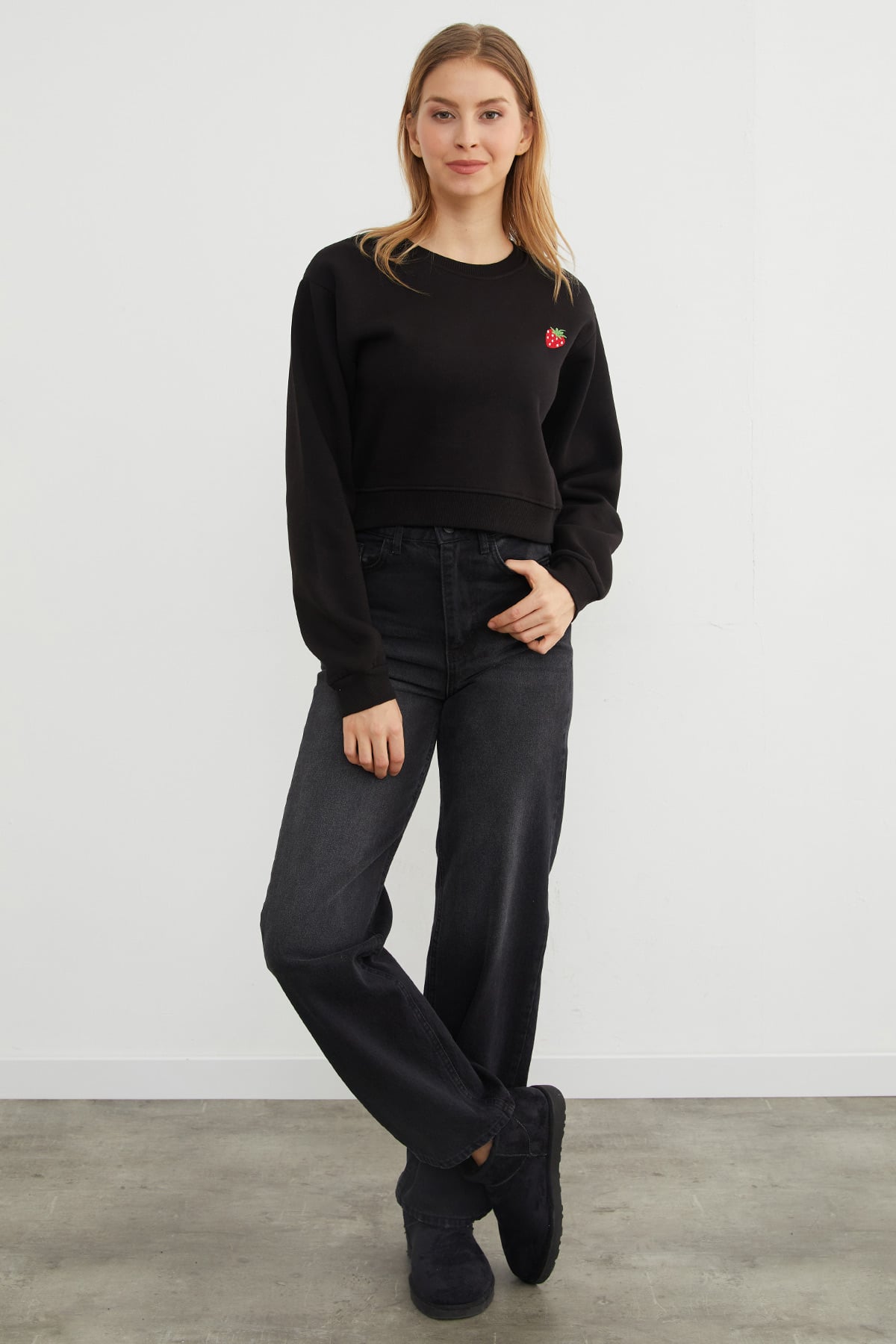 3 İplik Çilek Nakışlı Crop Sweatshirt 7
