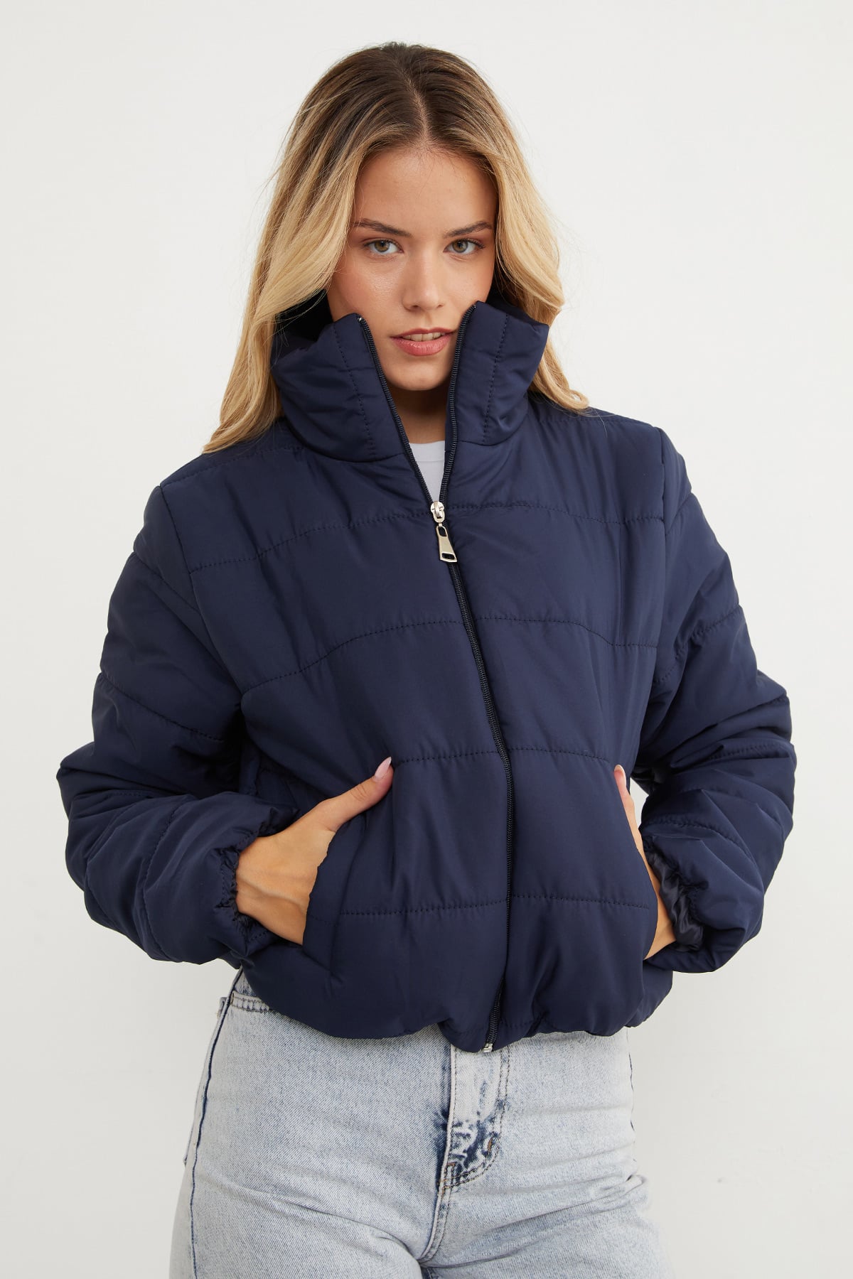 Beli Lastikli Crop Şişme Mont