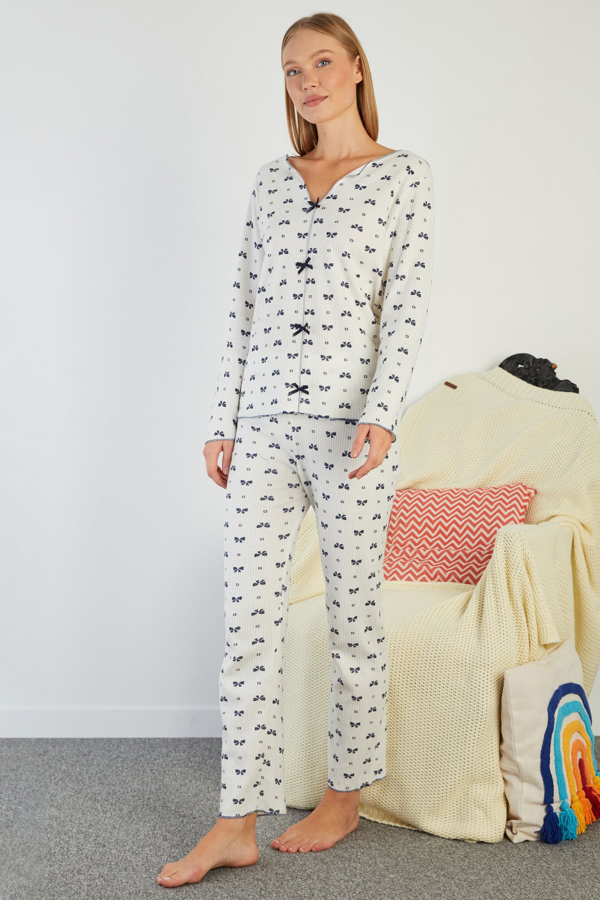 Fiyonk Desenli V Yaka Pijama Takımı 4