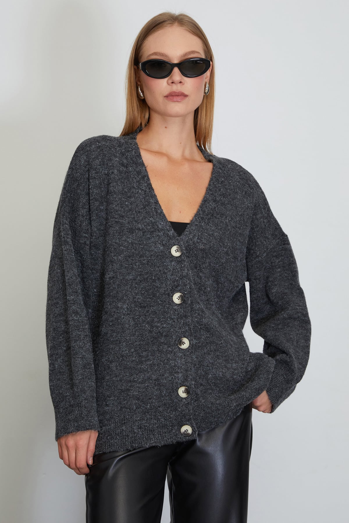 Düğmeli V Yaka Oversize Triko Hırka 3