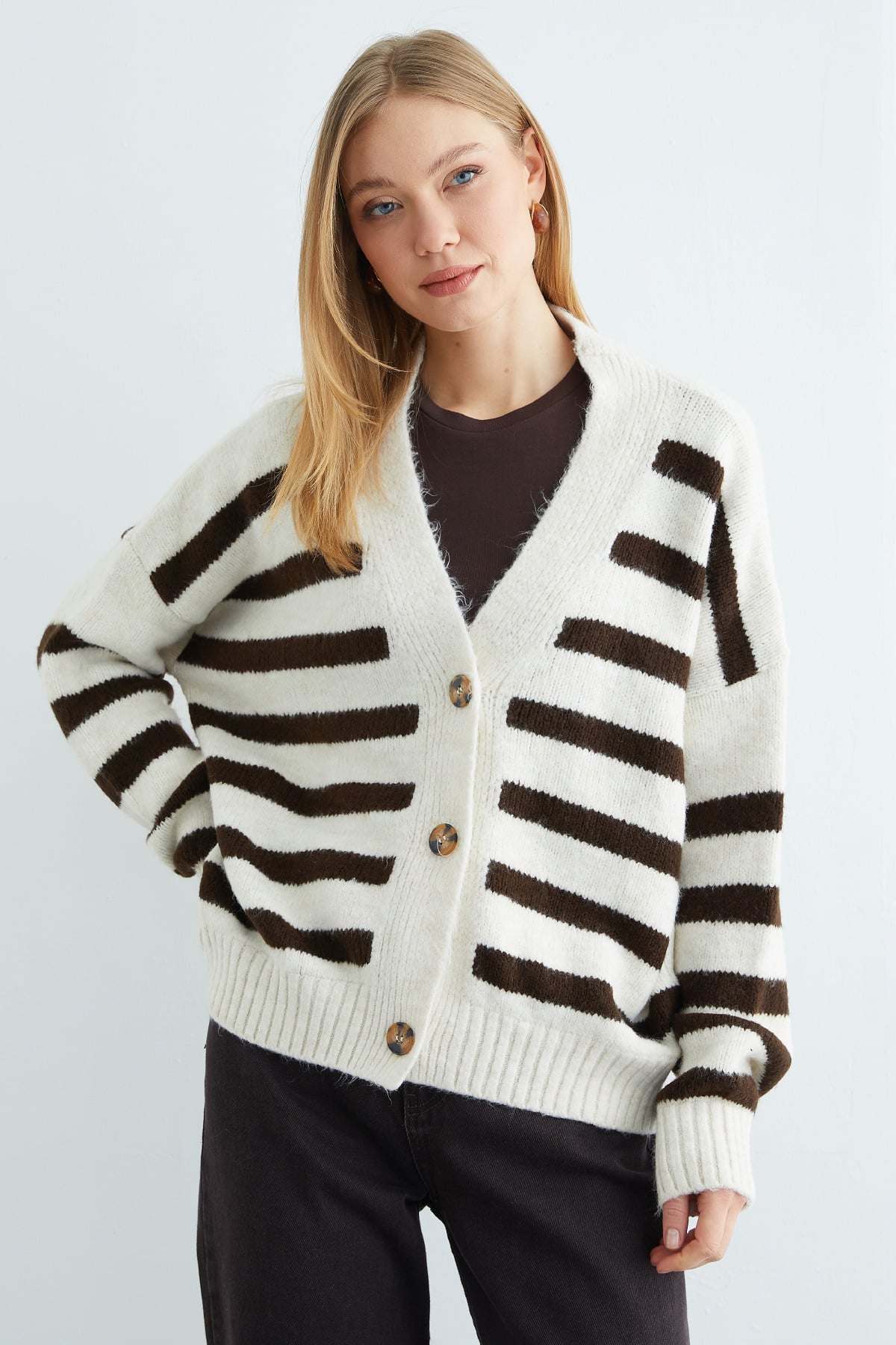 Şeritli Düğmeli V Yaka Oversize Triko Hırka 6