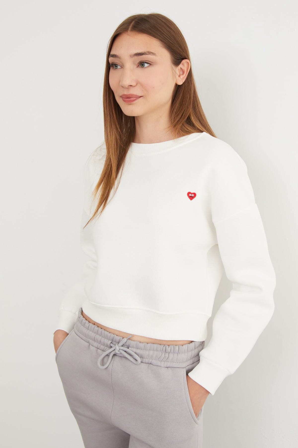 3 İplik Kalp Nakışlı Bisiklet Yaka Sweatshirt 3
