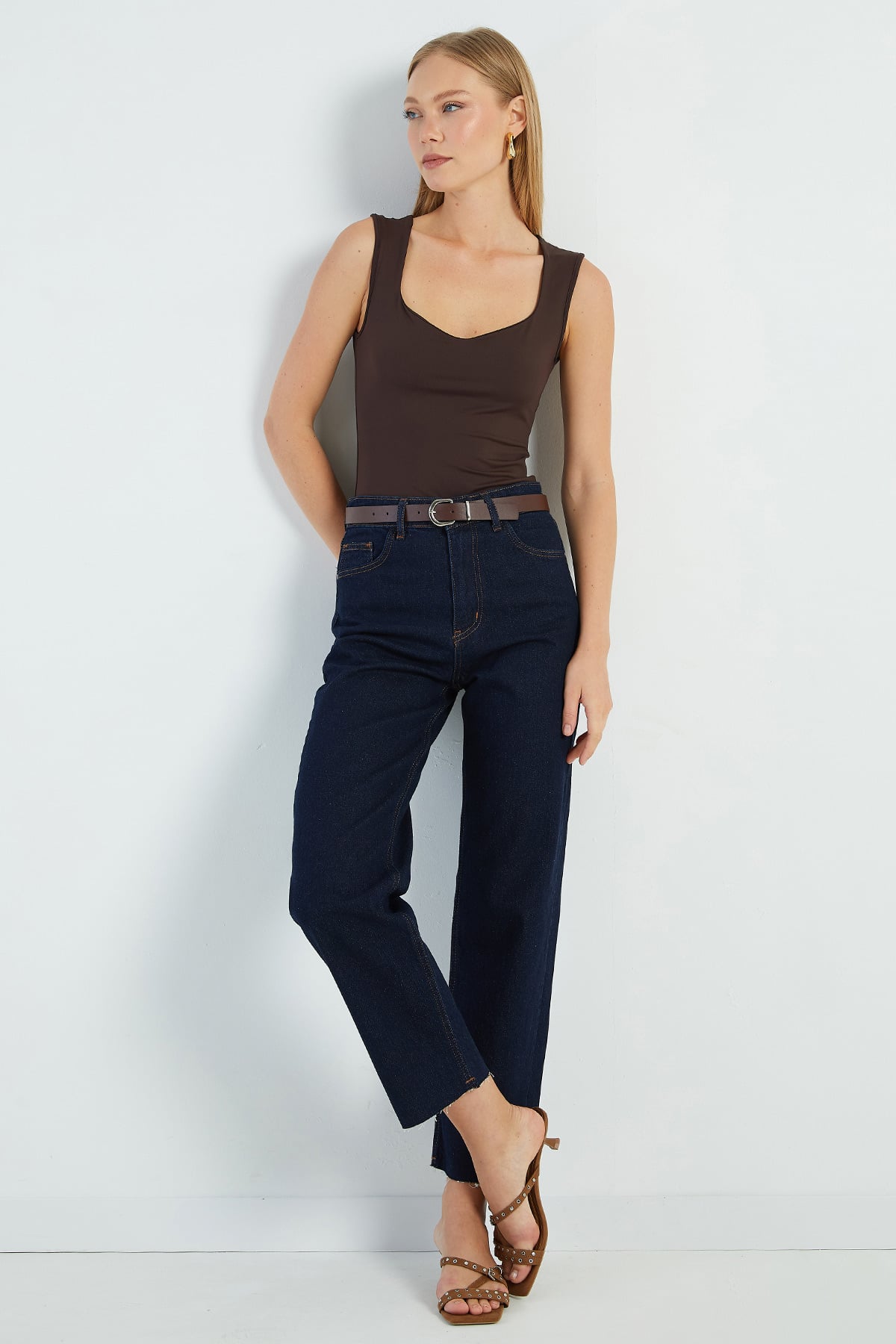 Kemerli Kesik Paça Straight Jean