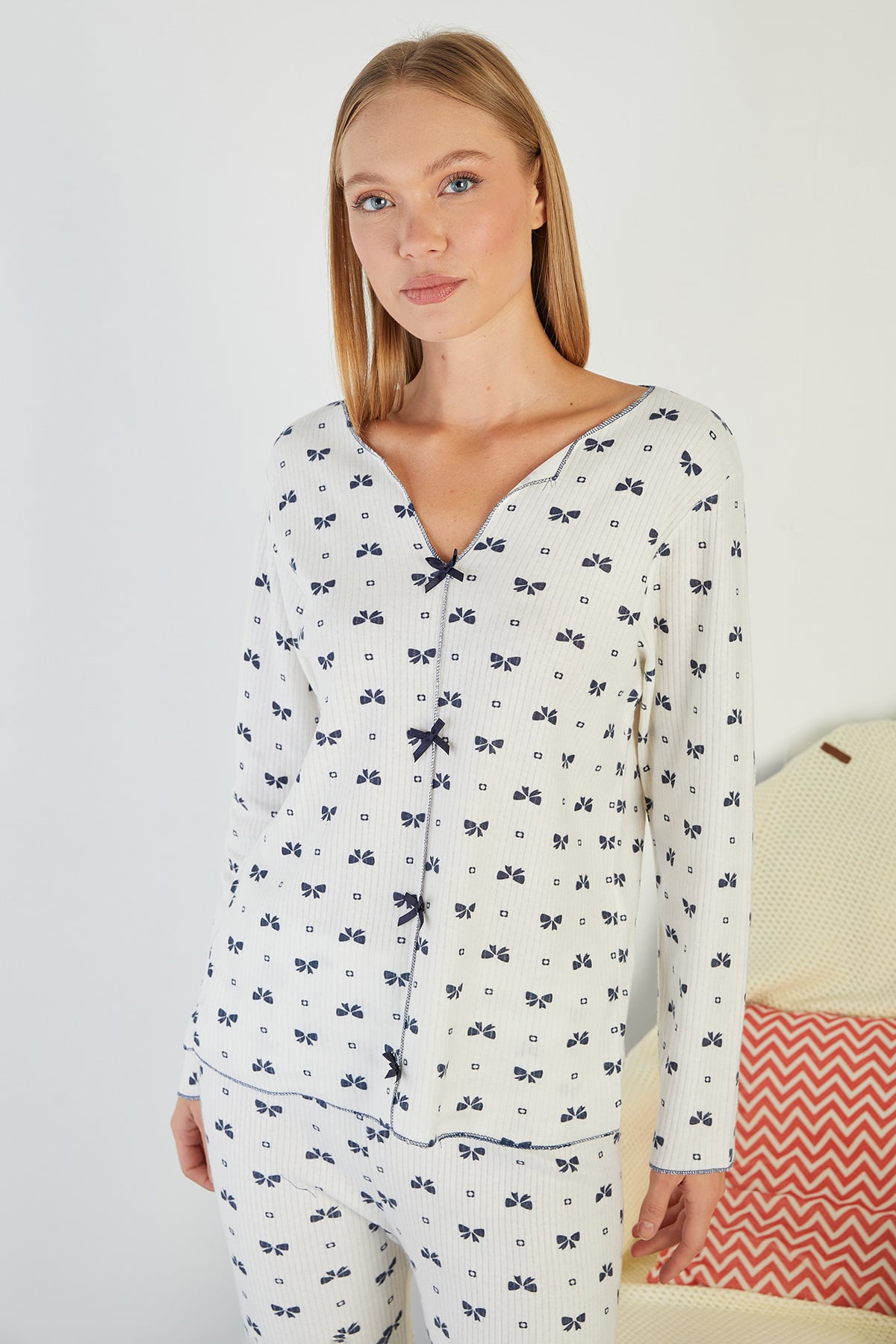 Fiyonk Desenli V Yaka Pijama Takımı 7