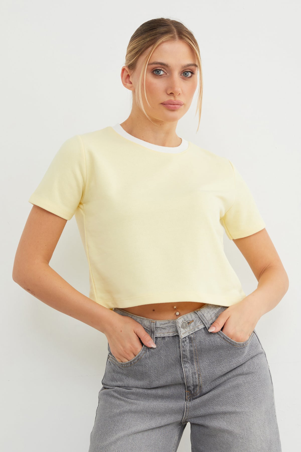 Basic Ribana Yaka Mevsimlik Crop Tişört 2