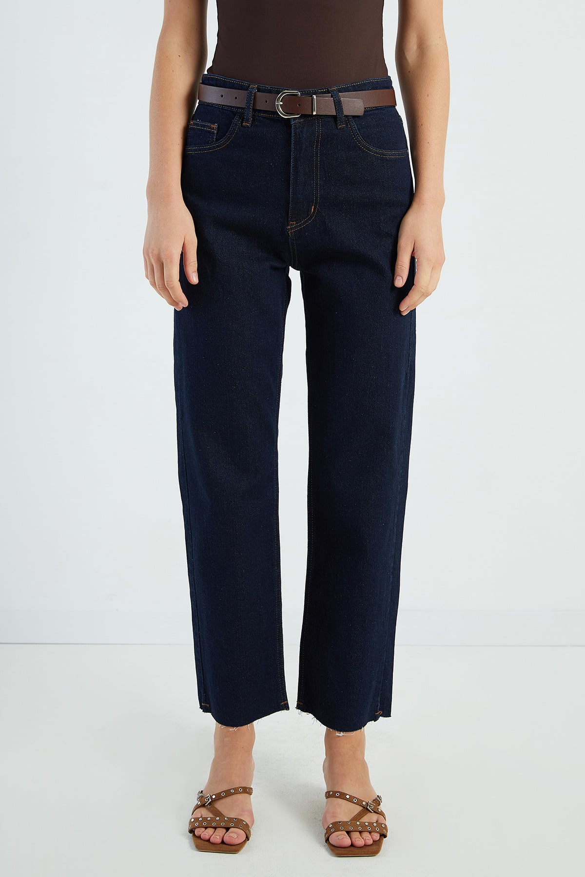 Kemerli Kesik Paça Straight Jean 6
