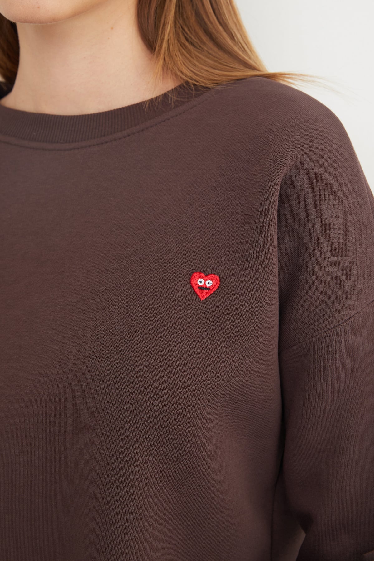 3 İplik Kalp Nakışlı Bisiklet Yaka Sweatshirt 4
