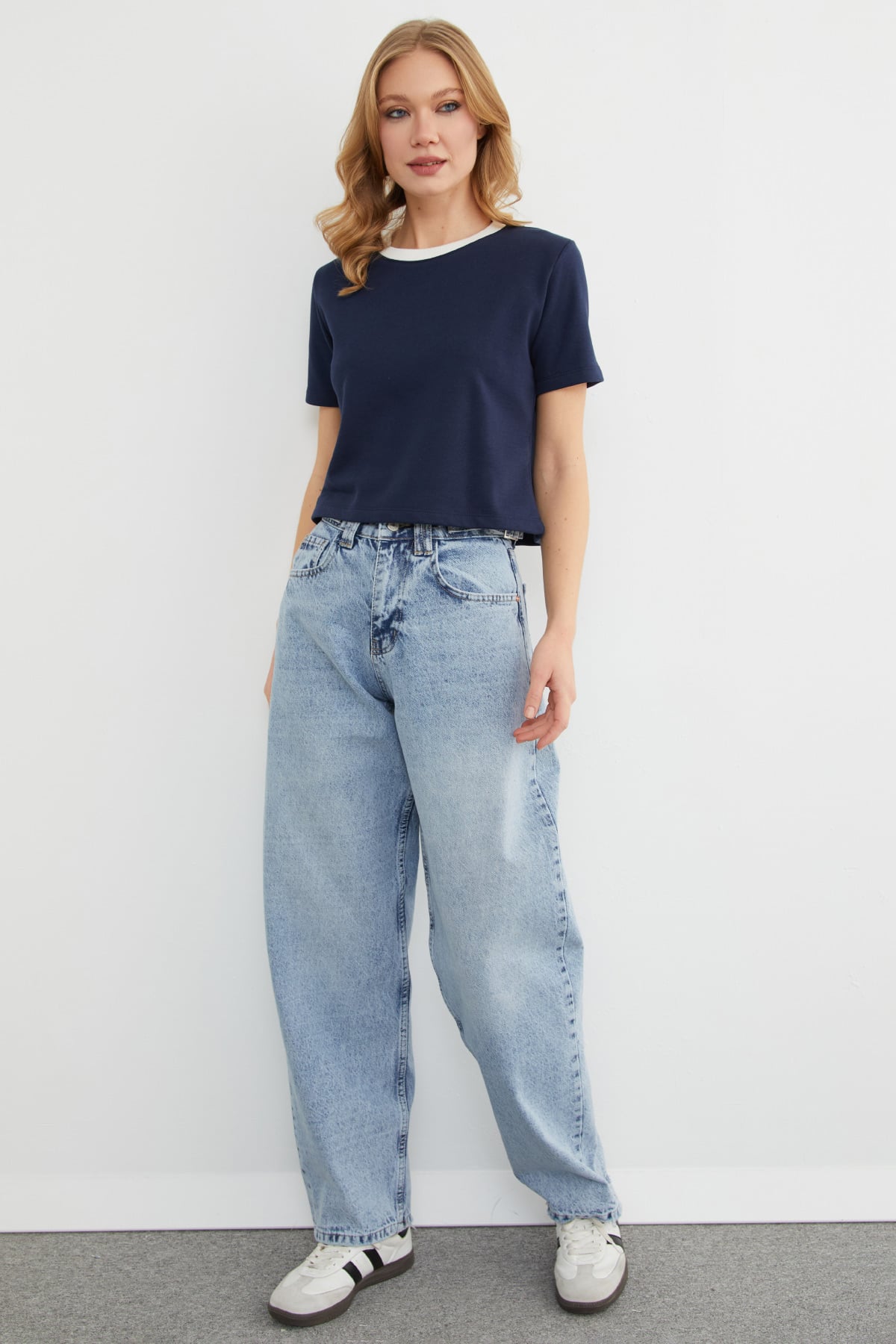 Basic Ribana Yaka Mevsimlik Crop Tişört 3