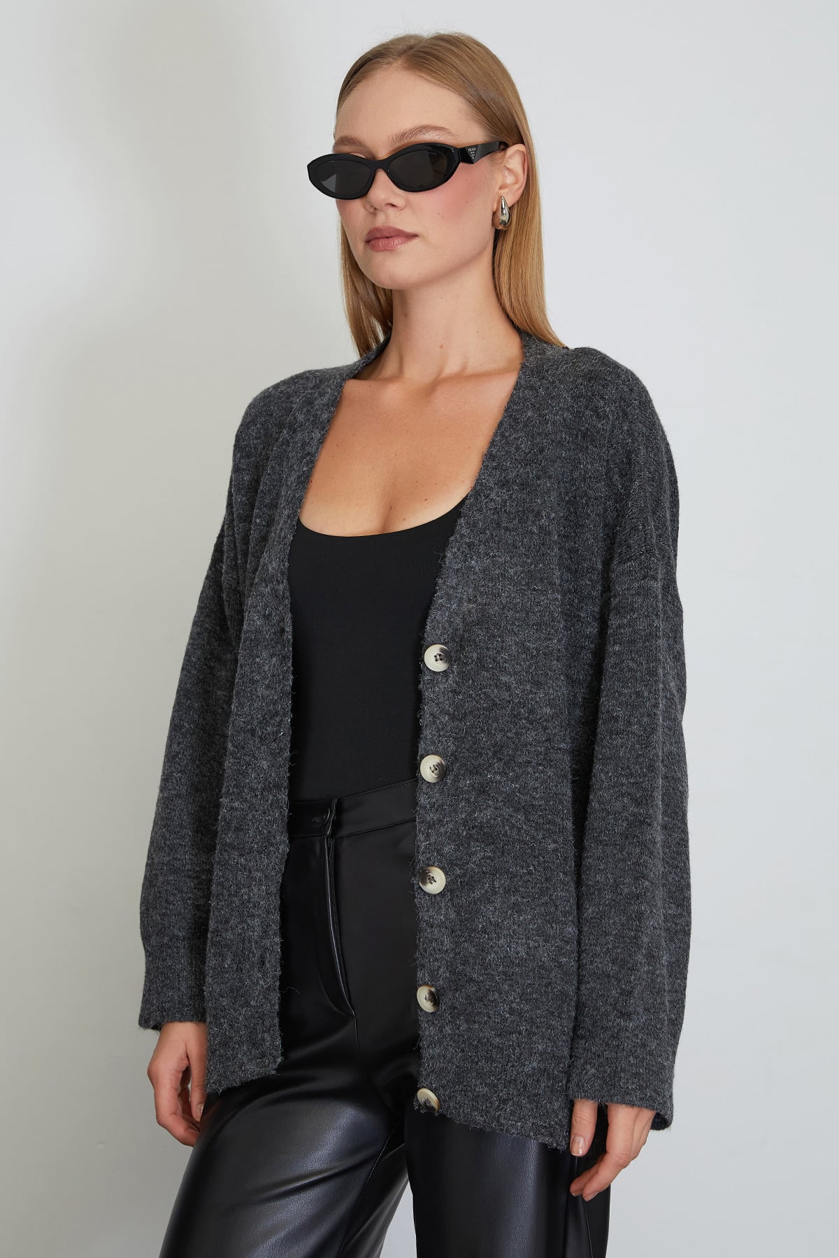 Düğmeli V Yaka Oversize Triko Hırka 6