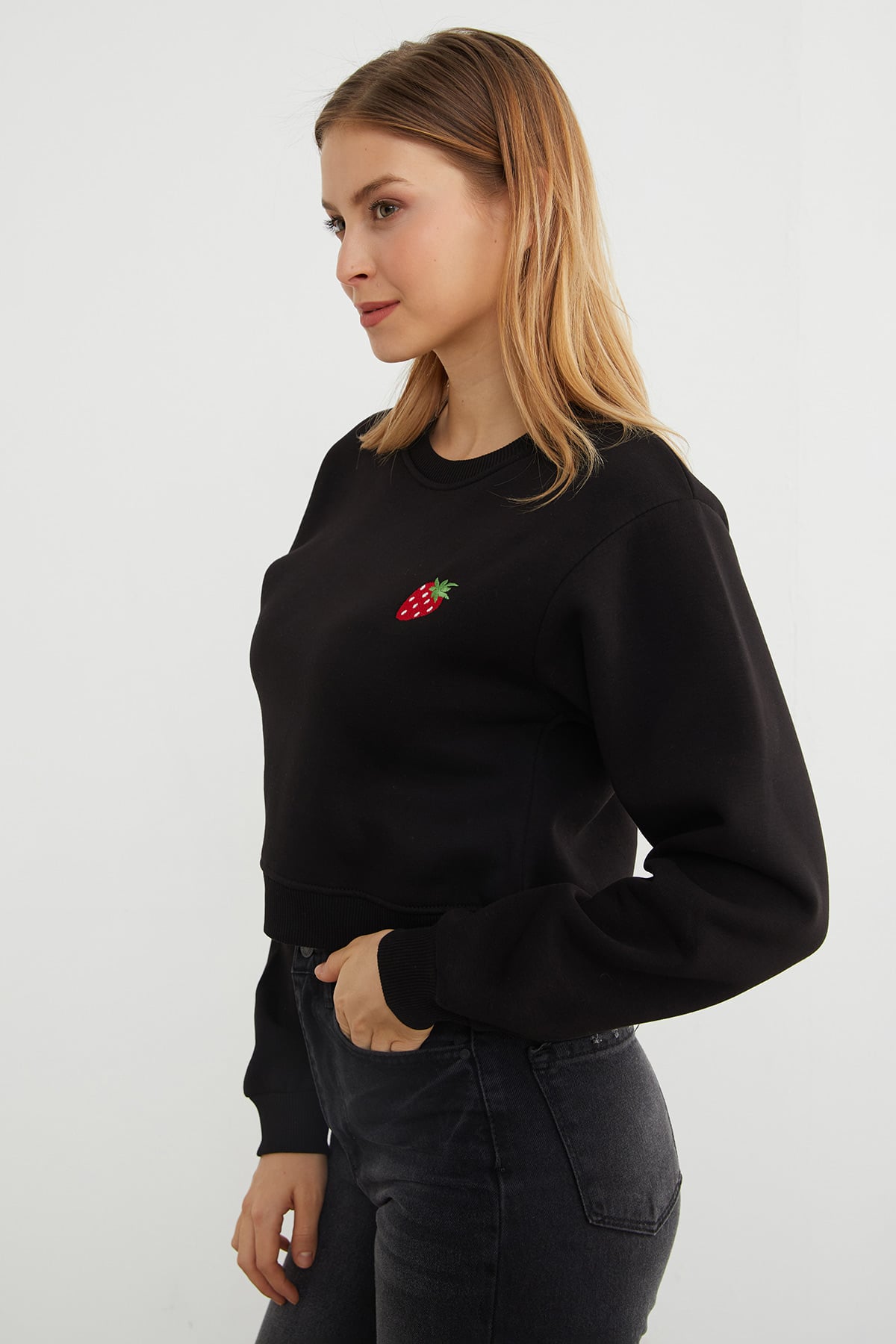 3 İplik Çilek Nakışlı Crop Sweatshirt 4