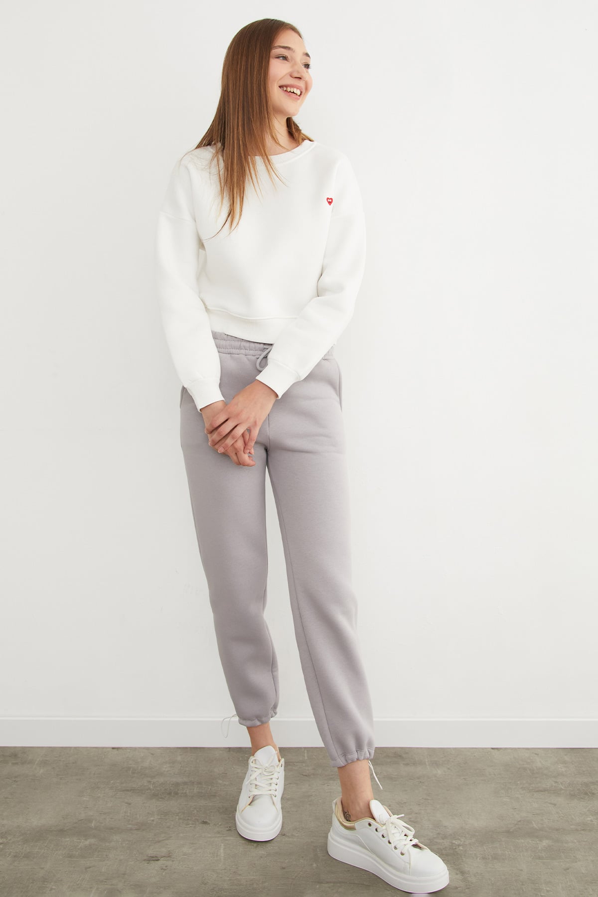 3 İplik Kalp Nakışlı Bisiklet Yaka Sweatshirt 4