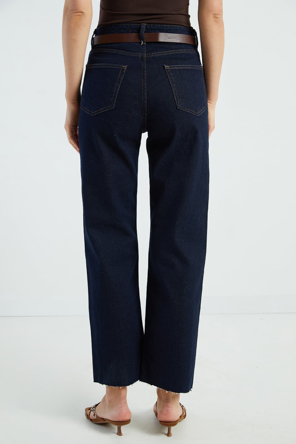 Kemerli Kesik Paça Straight Jean 8