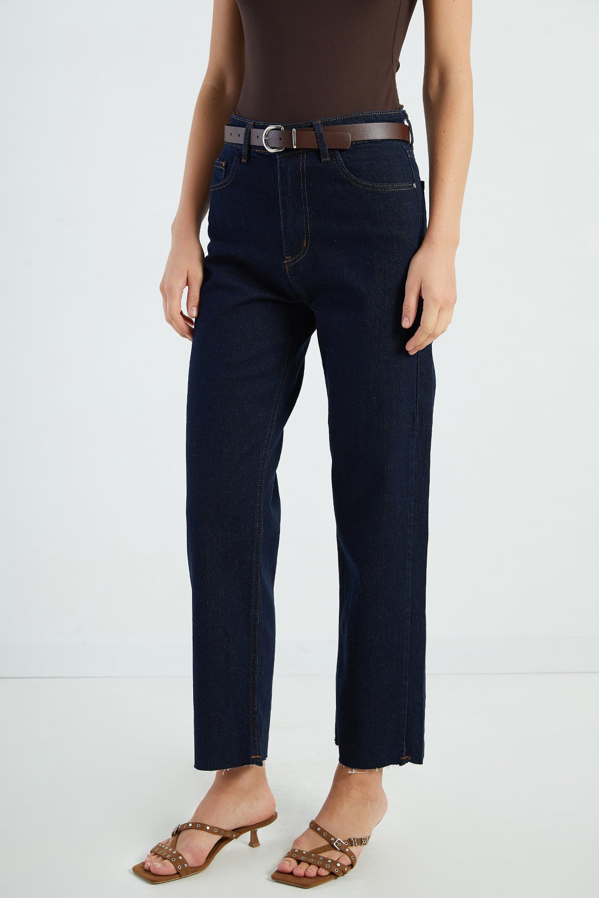Kemerli Kesik Paça Straight Jean 7