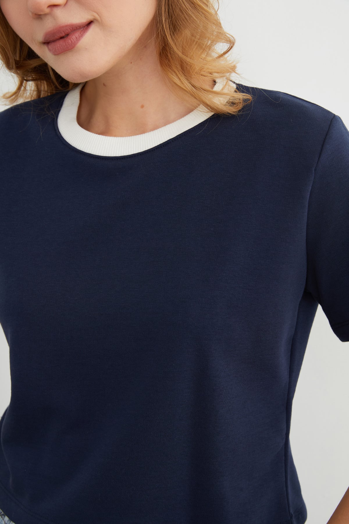 Basic Ribana Yaka Mevsimlik Crop Tişört 6