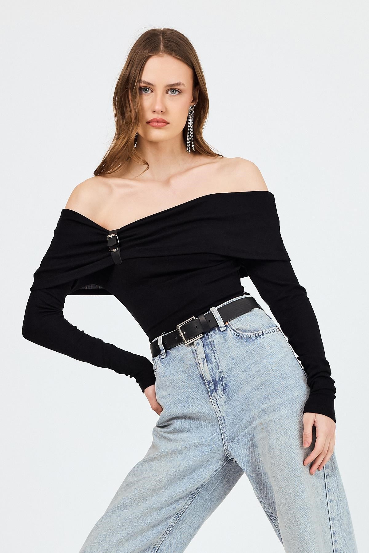 Siyah Madonna Yaka Toka Detaylı Bluz 1465