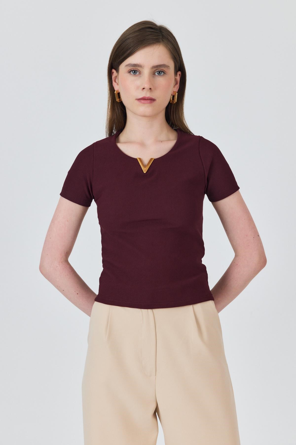 Bordo Yaka Aksesuar Detaylı Örme Tişört 2224 3