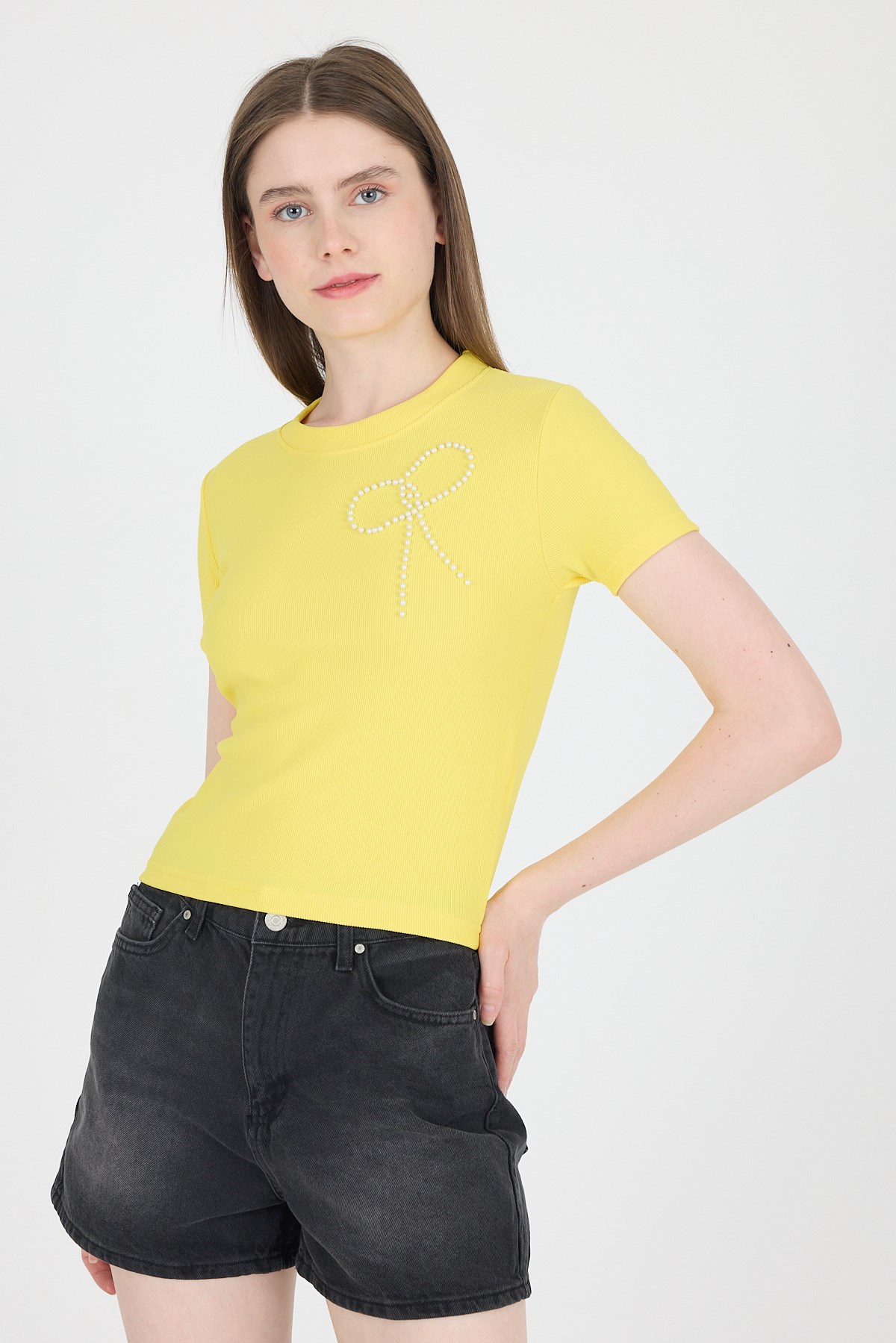 Sarı İnci Kurdele İşlemeli Crop Slim Fit Tişört 2229