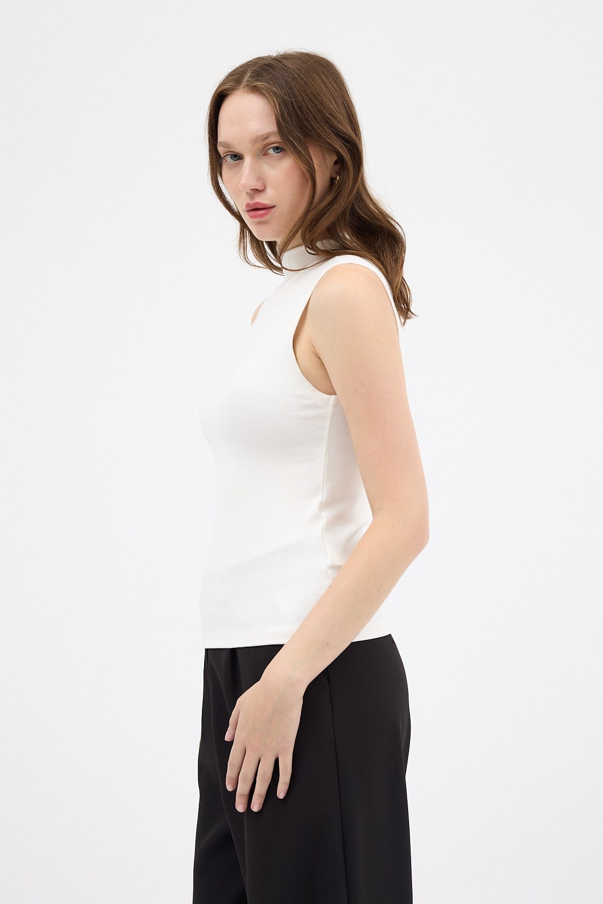 Ekru Kadın Kolsuz Yüksek Yaka Body 8155A 2