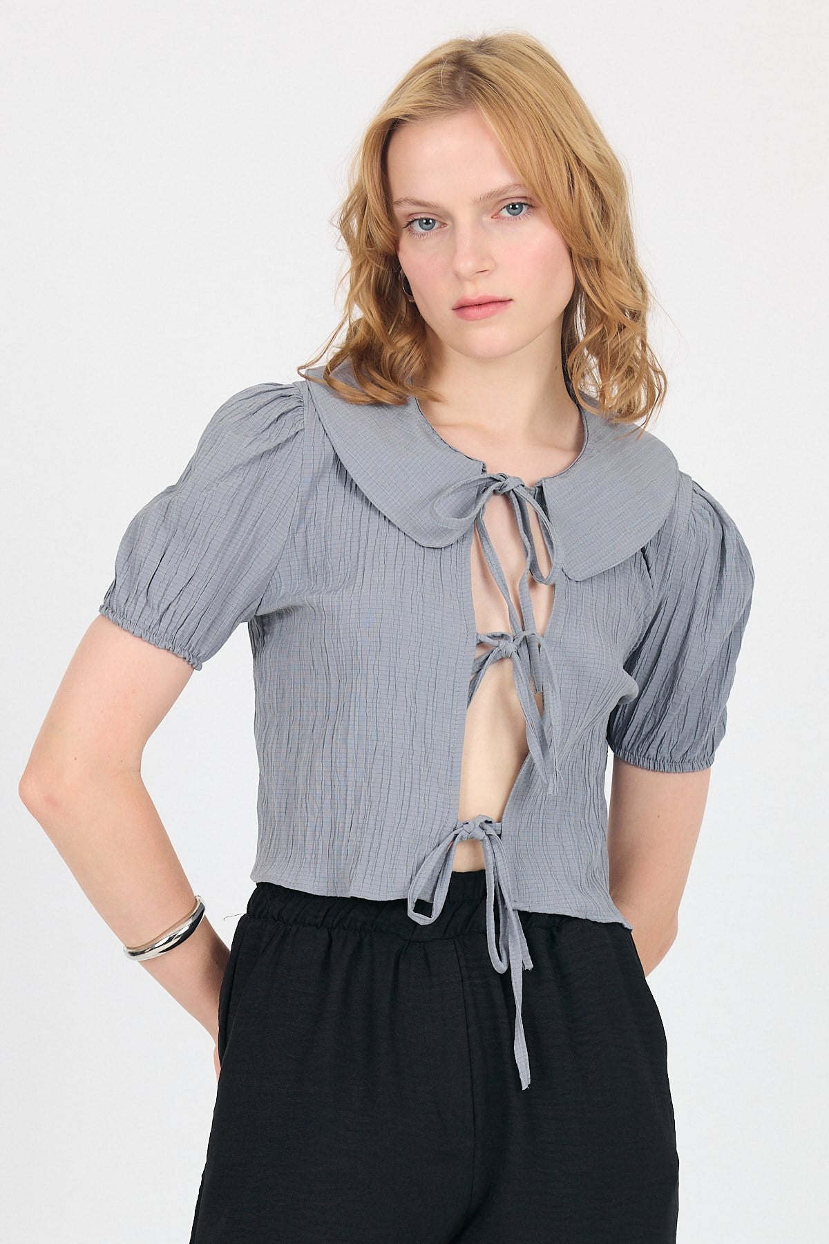 Gri Bağlama Detaylı Bebe Yaka Crop Bluz 8064 2