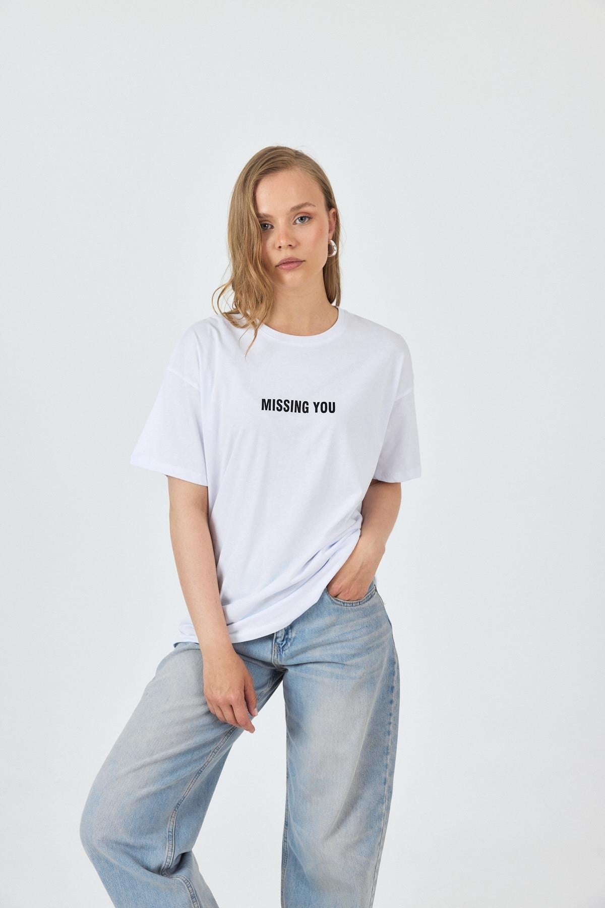 Beyaz Yazı Baskılı Pamuklu Oversize Tişört 2150-6M 3
