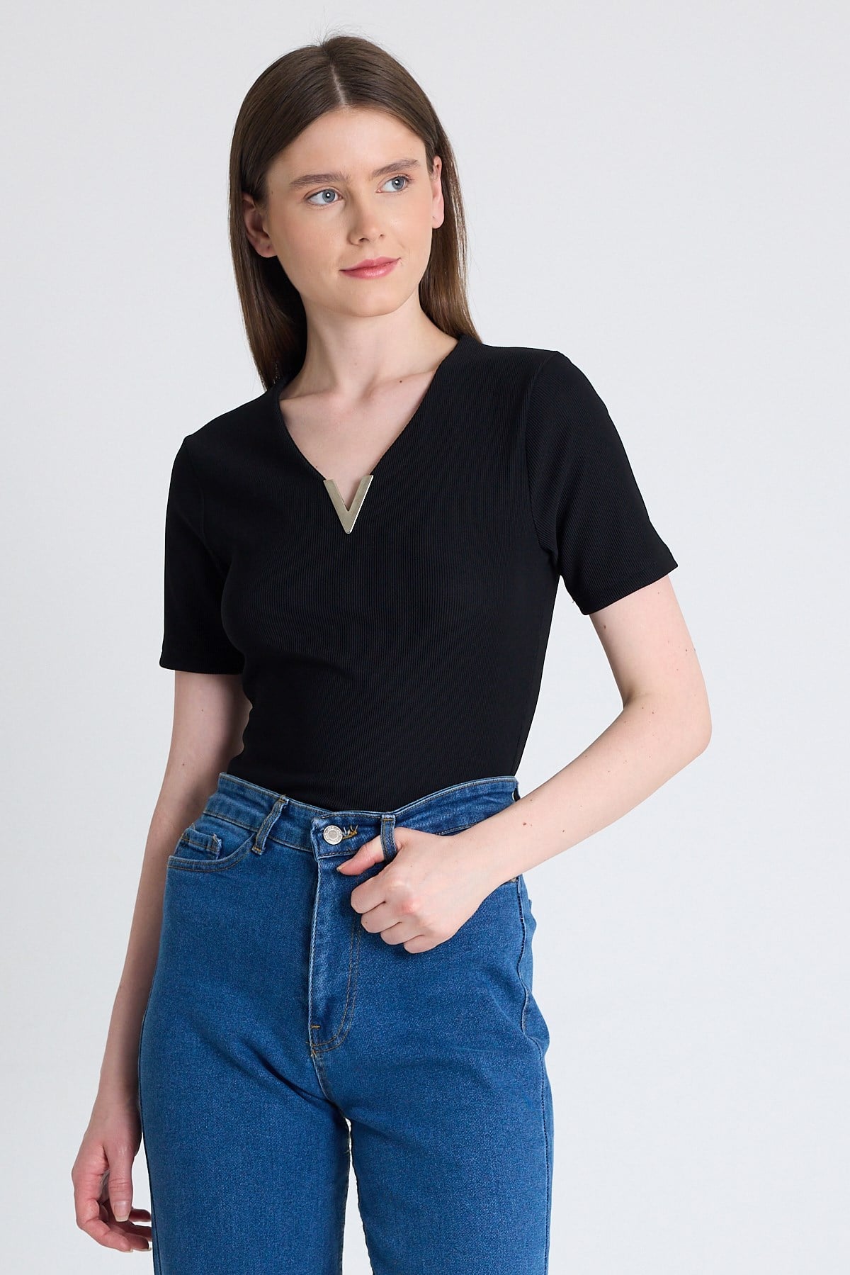 Siyah V Yaka Aksesuar Detaylı Slim Fit Tişört 9206M
