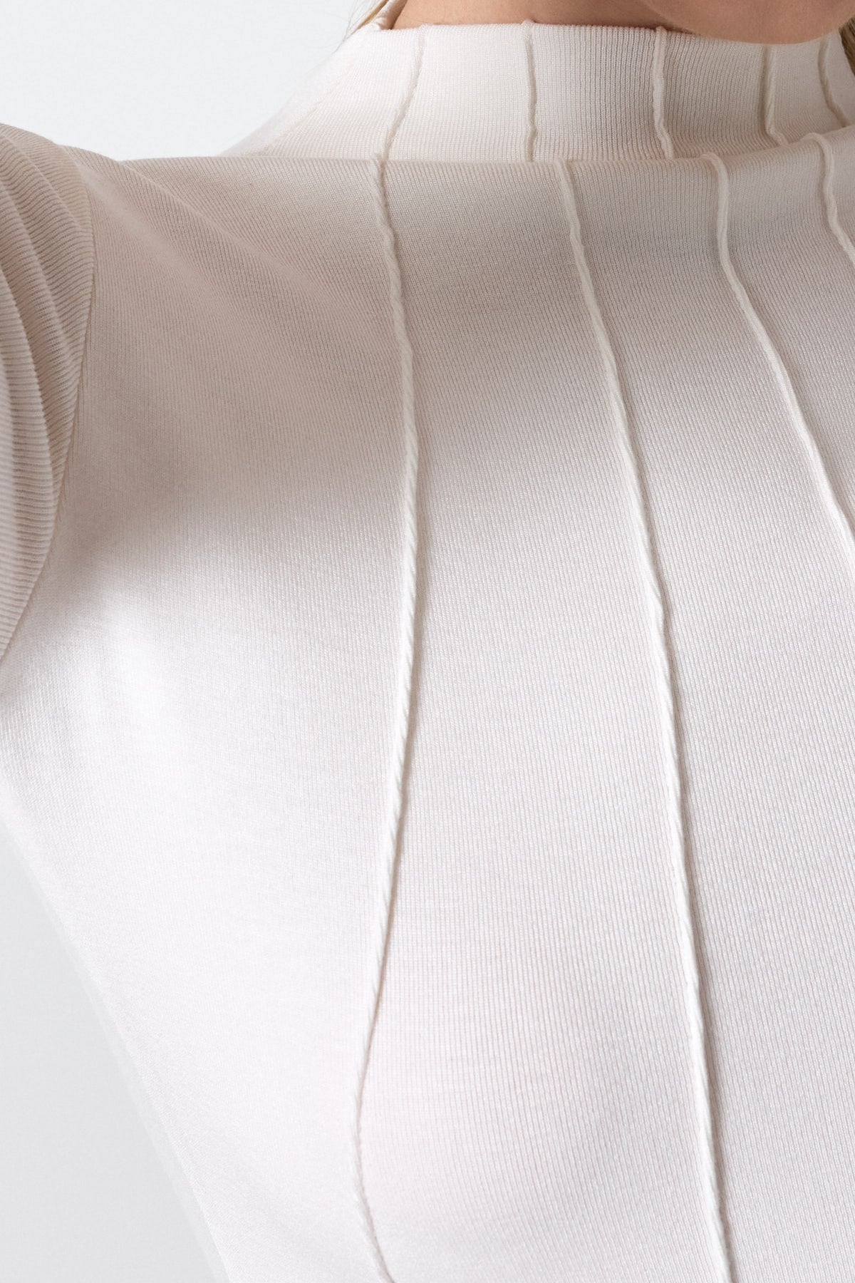 Ekru Uzun Kollu Yarım Balıkçı Yaka Dikiş Detaylı Kadın Body 8225A 4