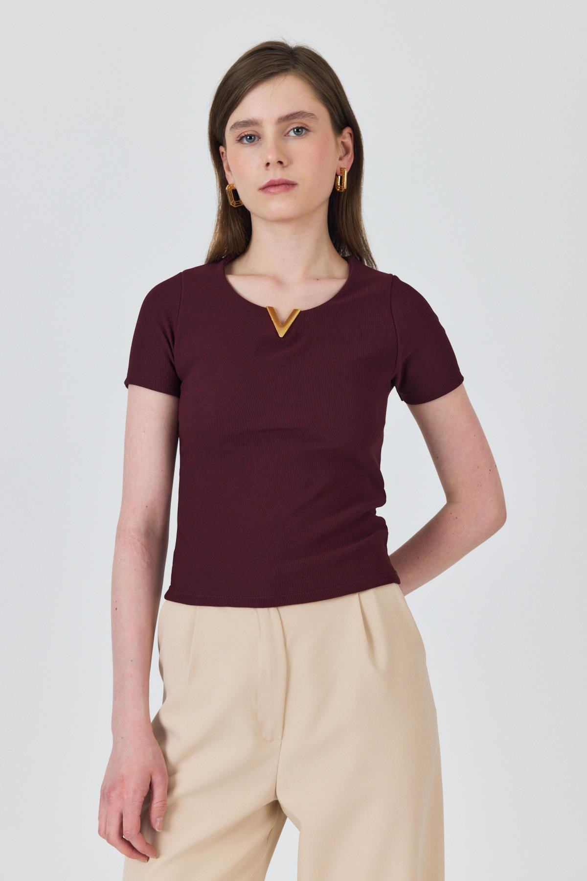 Bordo Yaka Aksesuar Detaylı Örme Tişört 2224 4