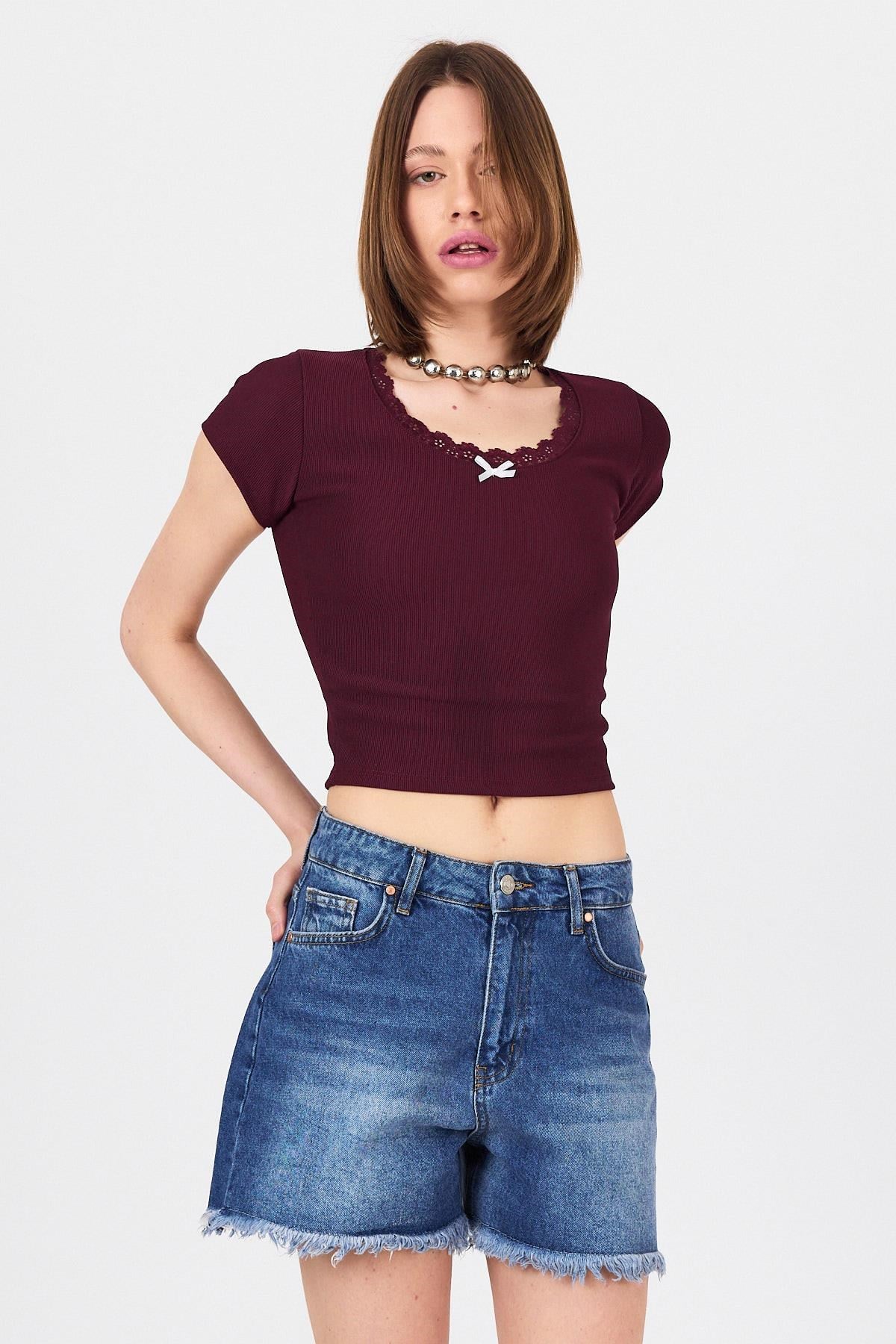 Bordo Dantel Yaka Fiyonk Detaylı Crop Tişört 2207 2