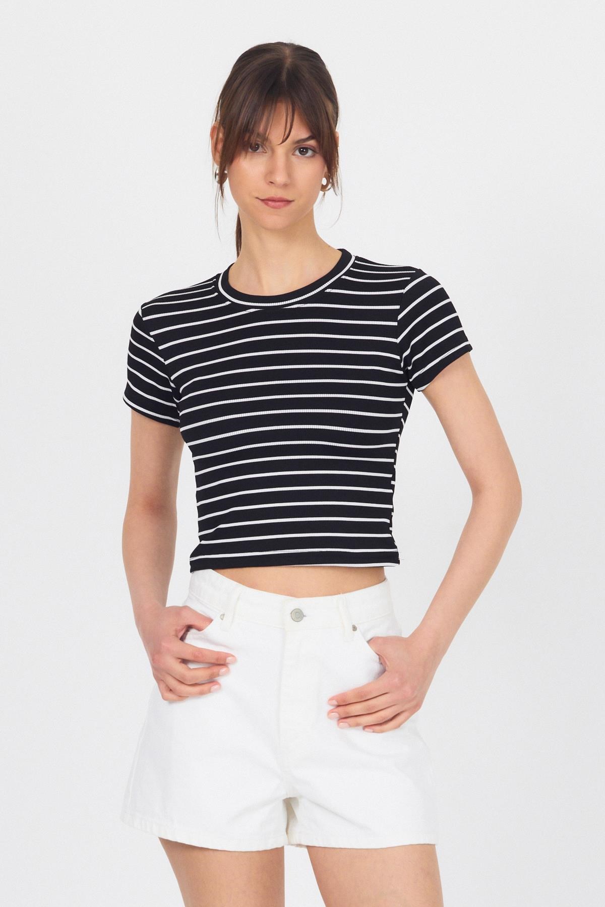 Siyah Bisiklet Yaka Çizgili Crop Tişört 2147