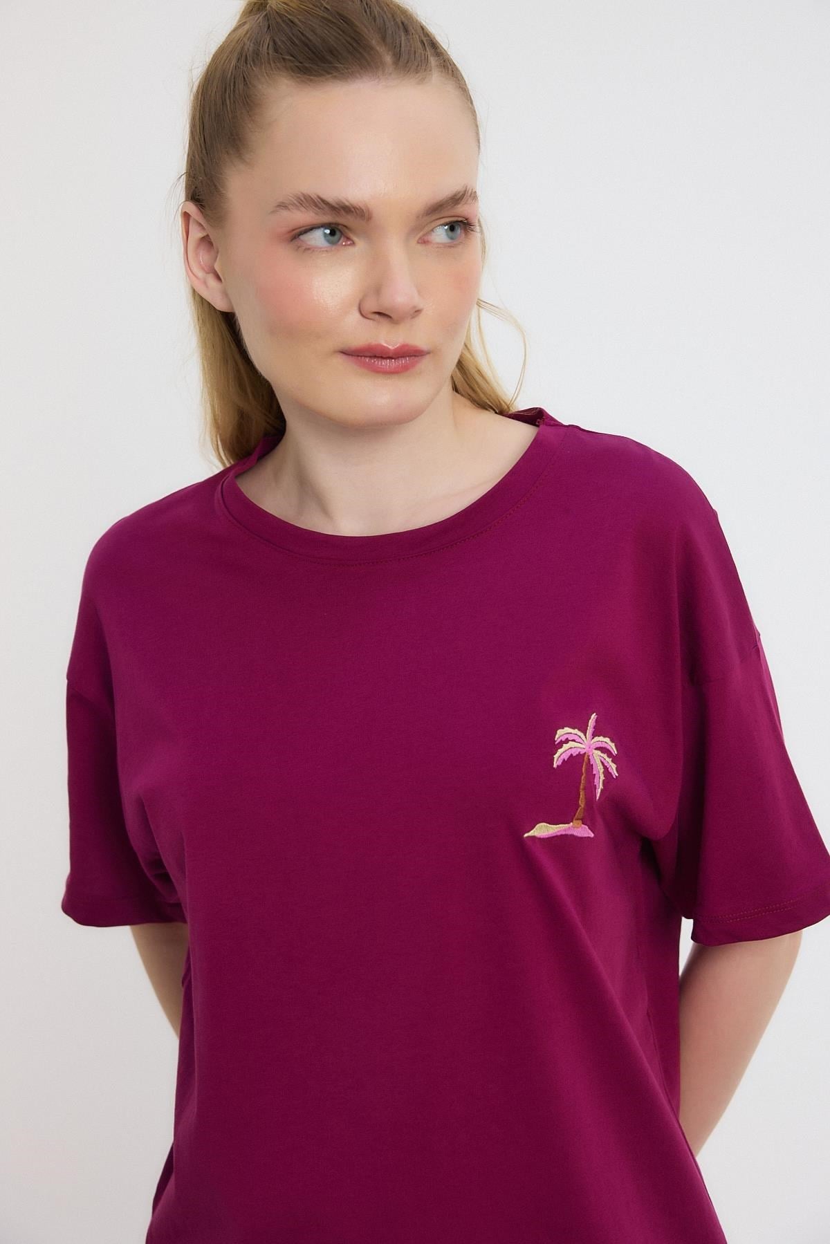 Bisiklet Yaka Nakışlı Tişört 2150-16M Bordo 8