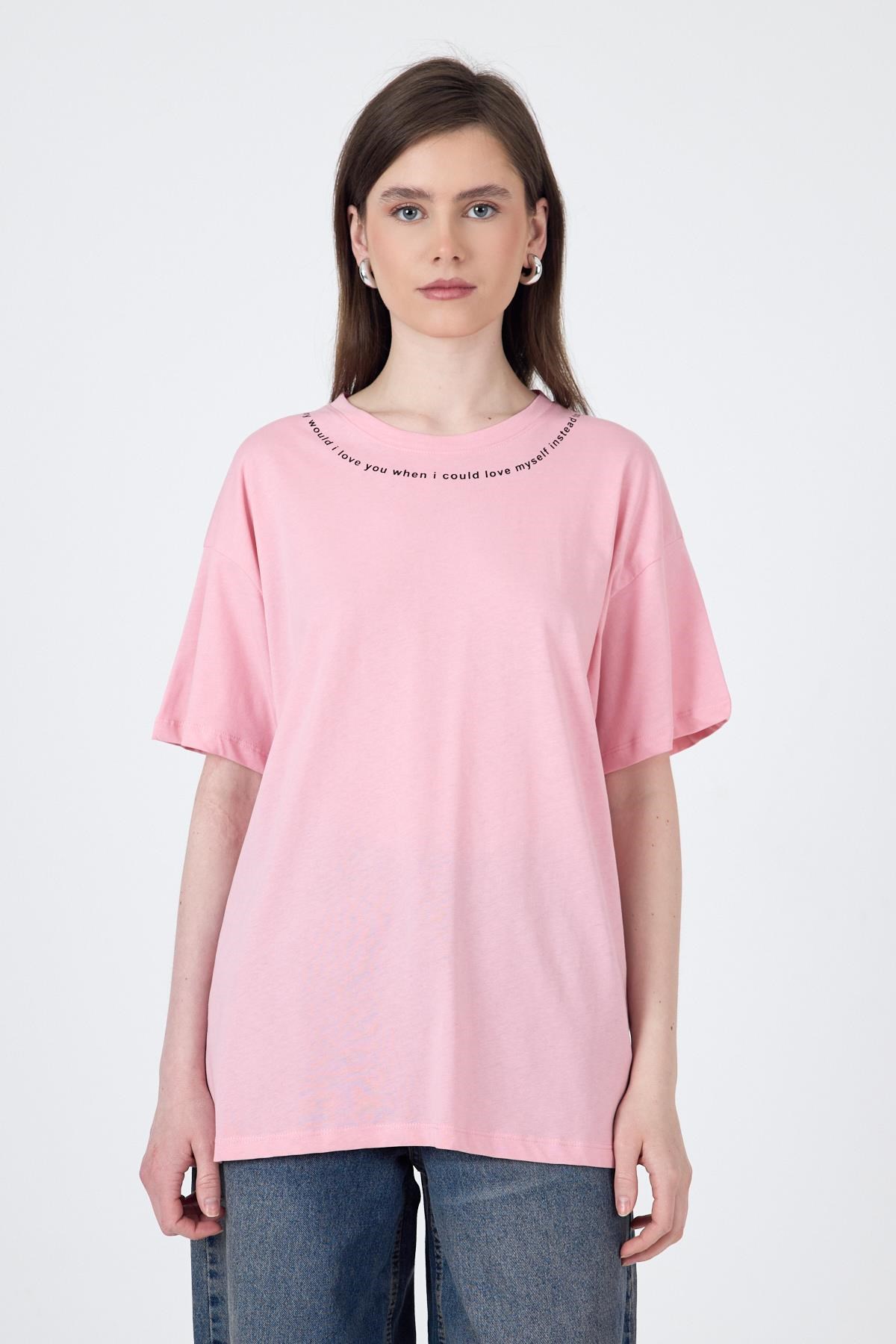 Pembe Yaka Yazı Baskılı Oversize Pamuklu Tişört 2150-34M