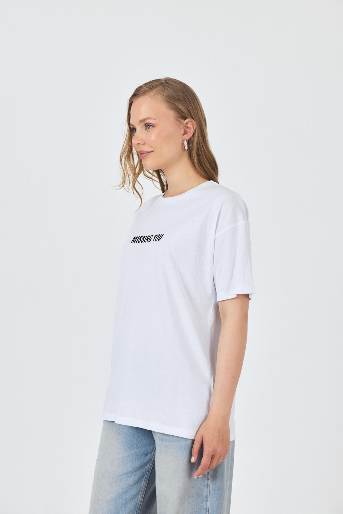 Beyaz Yazı Baskılı Pamuklu Oversize Tişört 2150-6M 5