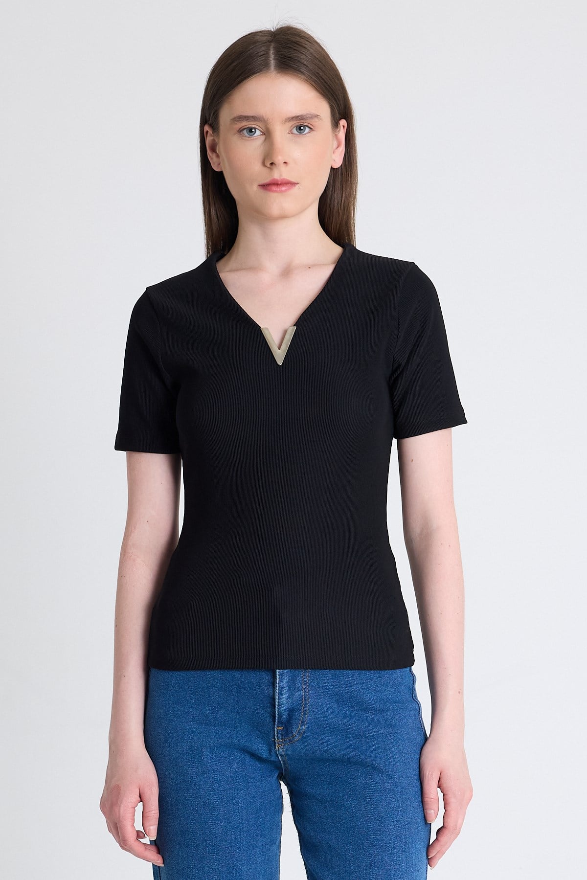 Siyah V Yaka Aksesuar Detaylı Slim Fit Tişört 9206M 2