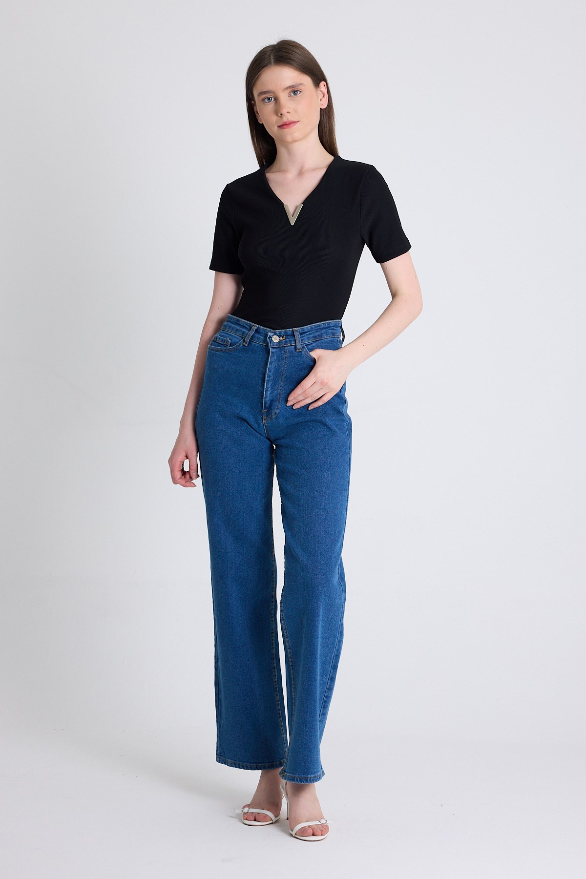 Siyah V Yaka Aksesuar Detaylı Slim Fit Tişört 9206M 3
