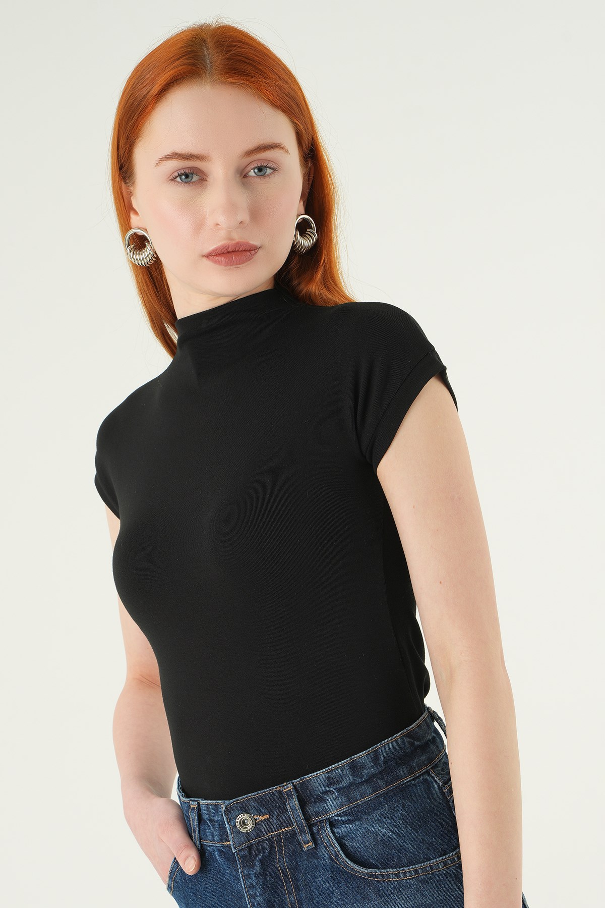 Siyah Dik Yaka Kısa Kol Body 8174A