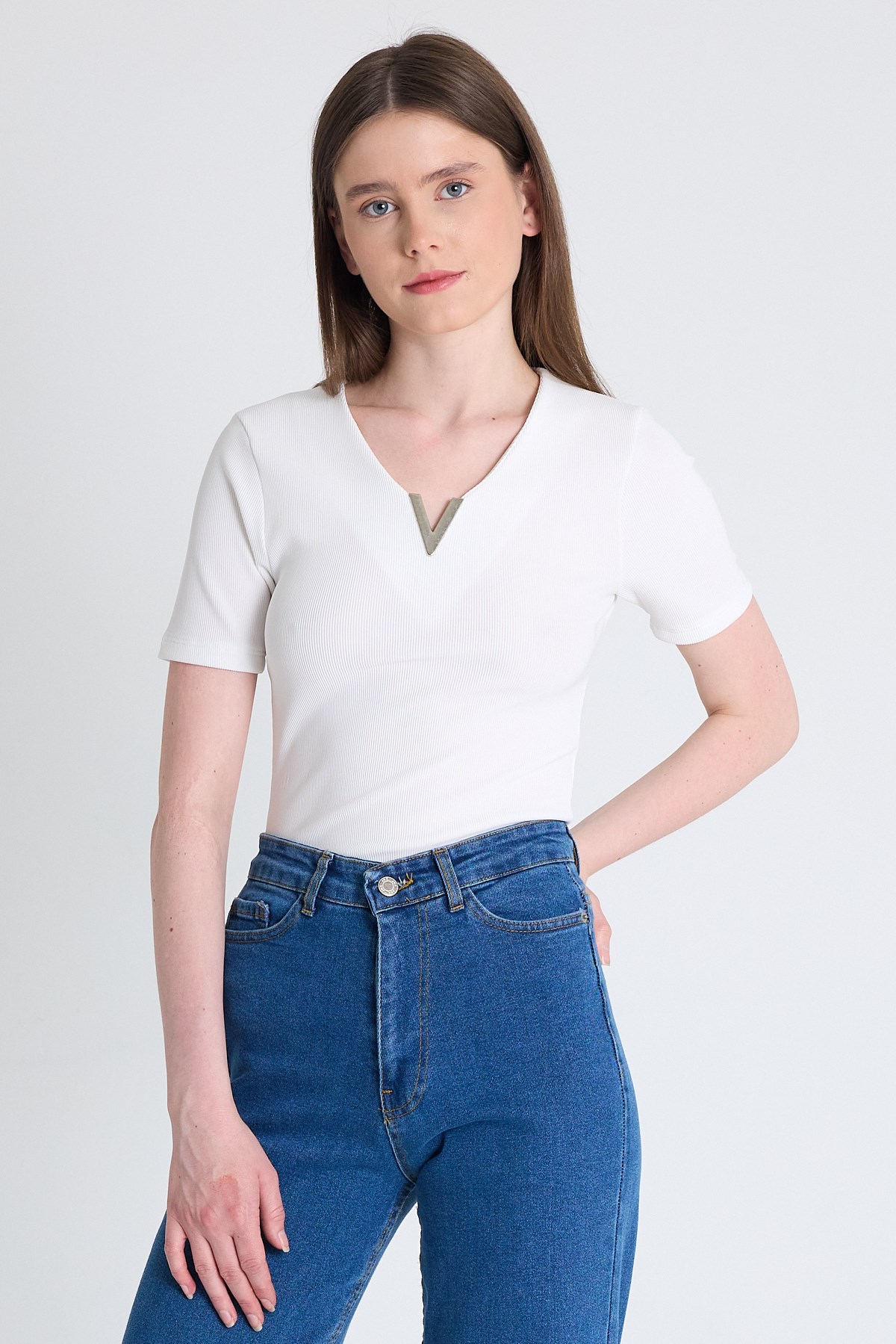 Beyaz V Yaka Aksesuar Detaylı Slim Fit Tişört 9206M