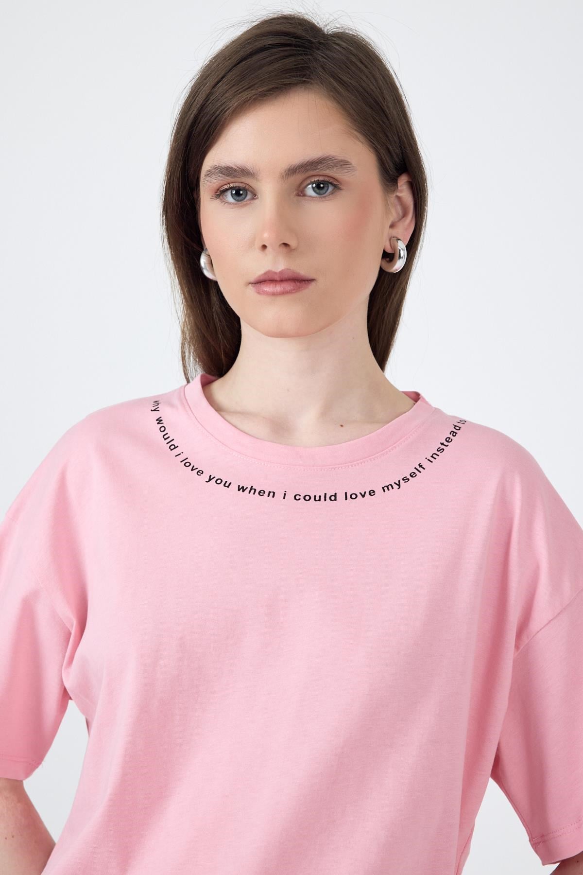 Pembe Yaka Yazı Baskılı Oversize Pamuklu Tişört 2150-34M 4