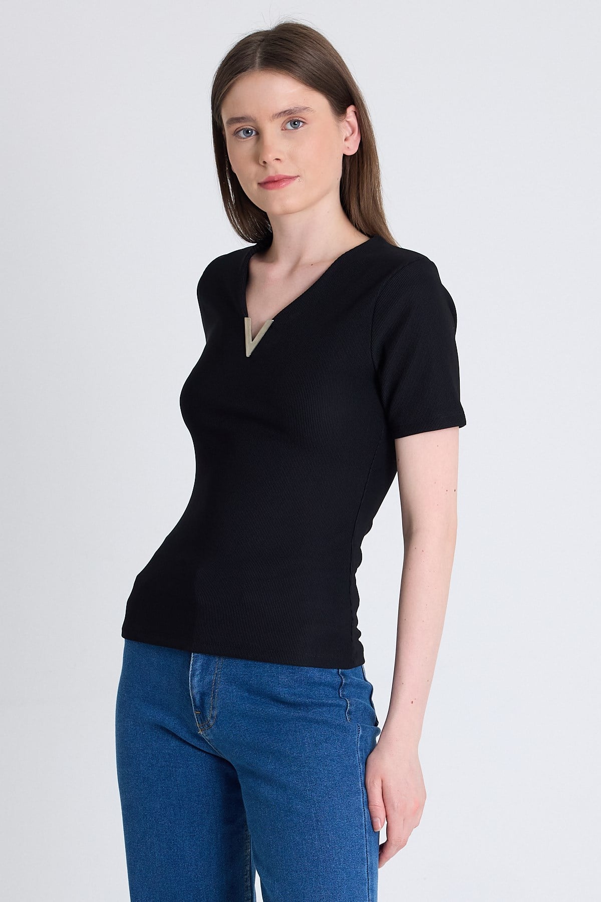 Siyah V Yaka Aksesuar Detaylı Slim Fit Tişört 9206M 6