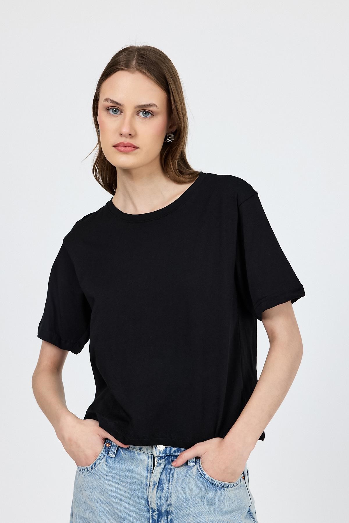 Siyah Bisiklet Yaka %100 Pamuk Relaxed Fit Tişört 2142M
