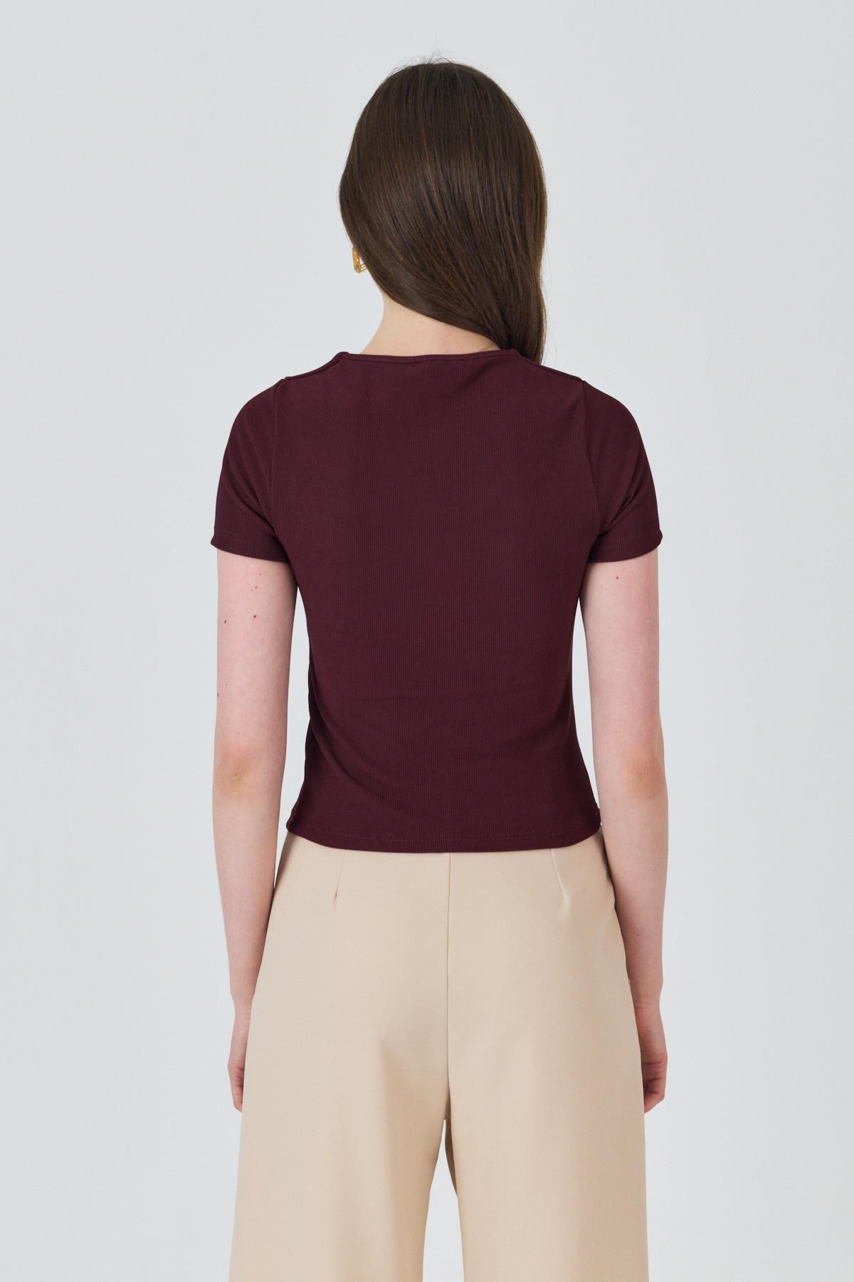 Bordo Yaka Aksesuar Detaylı Örme Tişört 2224 5