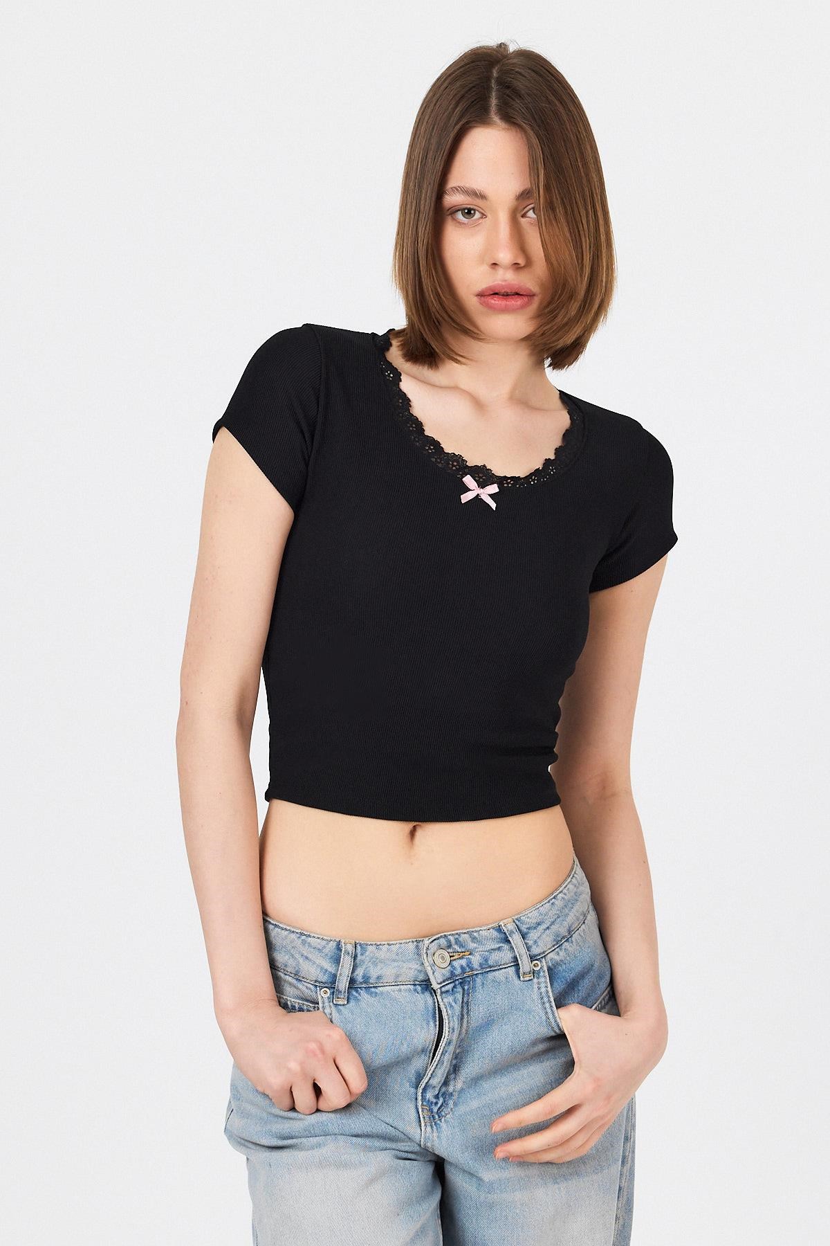 Siyah Dantel Yaka Fiyonk Detaylı Crop Tişört 2207 7