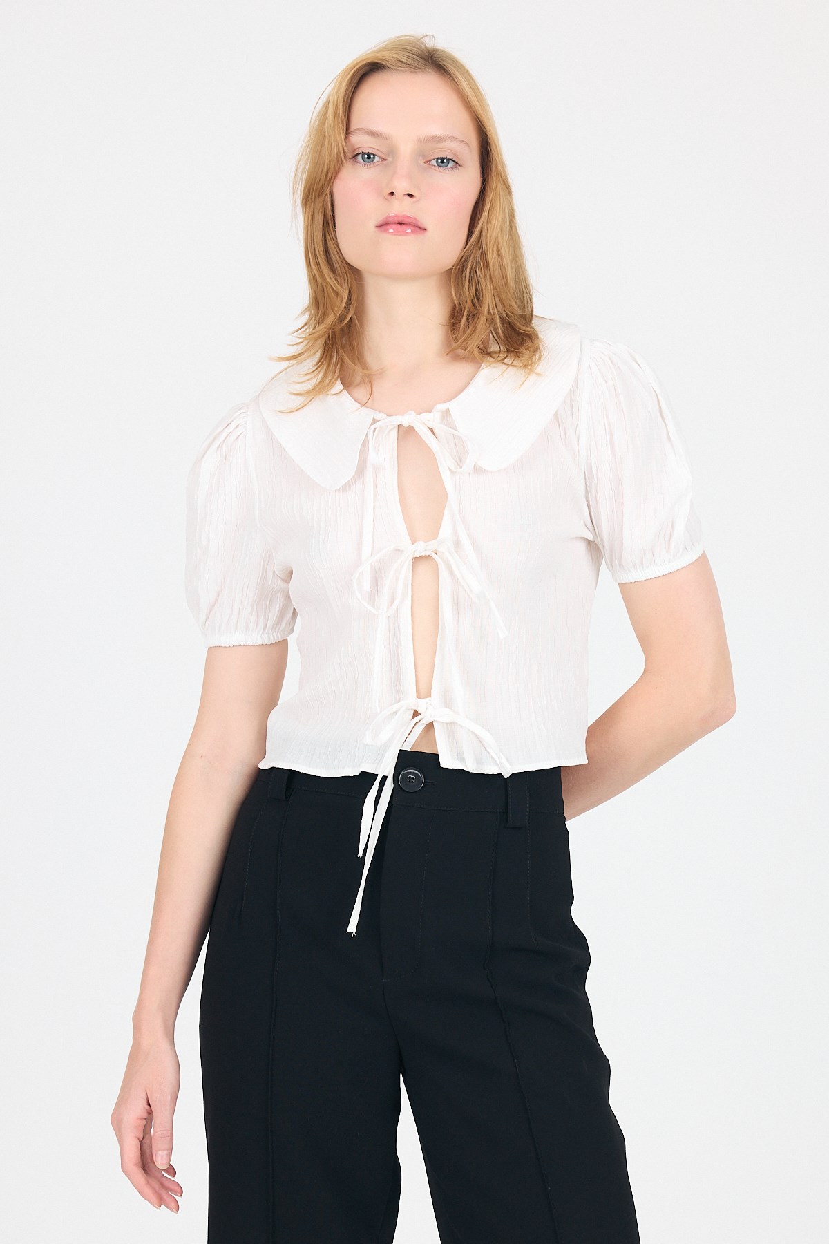 Beyaz Bağlama Detaylı Bebe Yaka Crop Bluz 8064